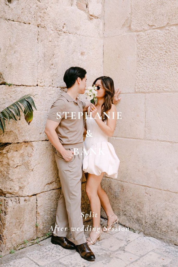 Vjenčani par naslonjeni na stari kameni zid tijekom after wedding fotografiranja u Splitu, pri čemu žena drži bijeli cvijet.
