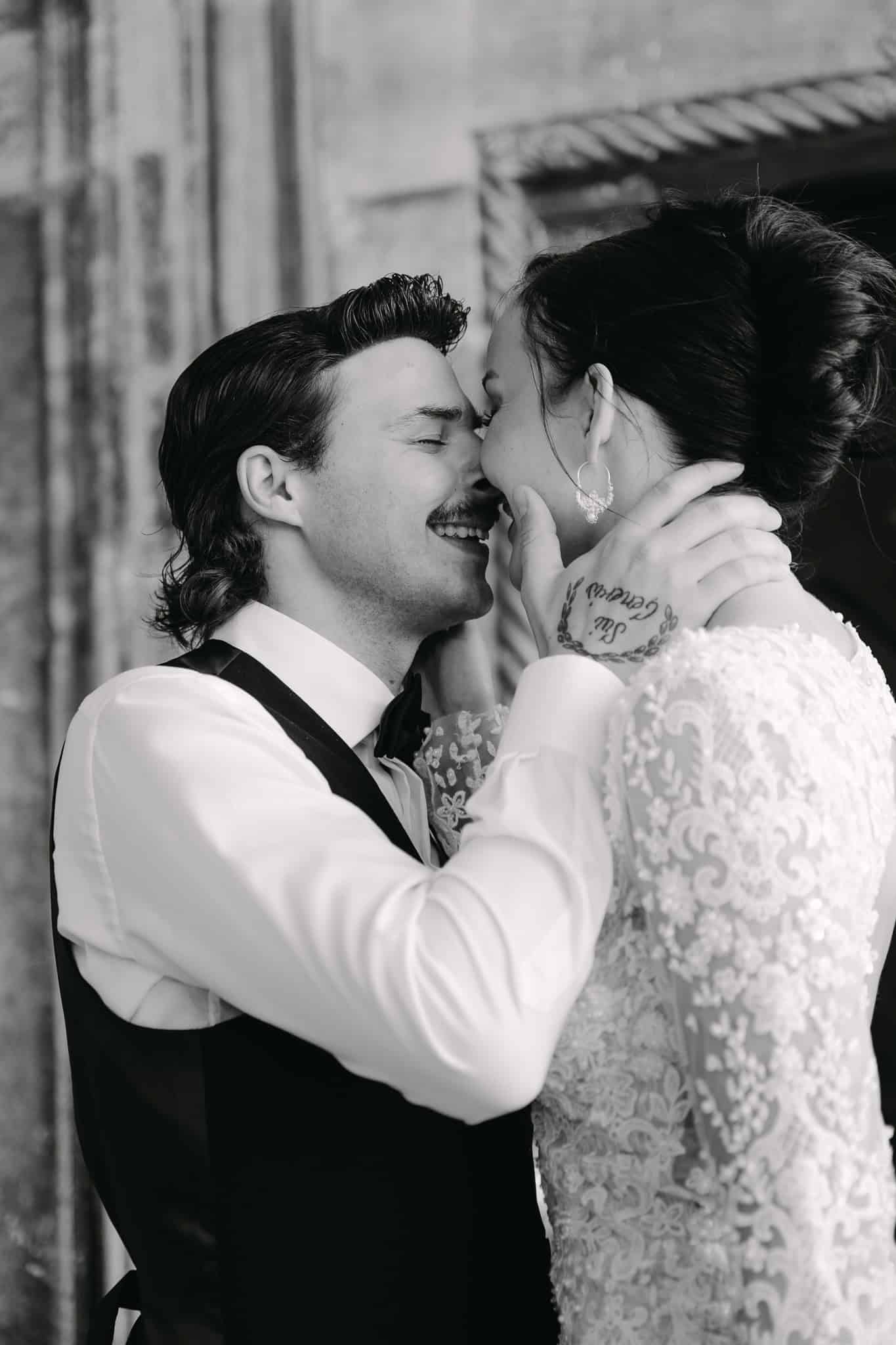 Dubrovnik, Stari grad - spontani crno-bijeli kadar; nasmiješeni mladenci u nježnom dodiru licima uz jasan prikaz tetovaže na mladoženjinoj ruci.