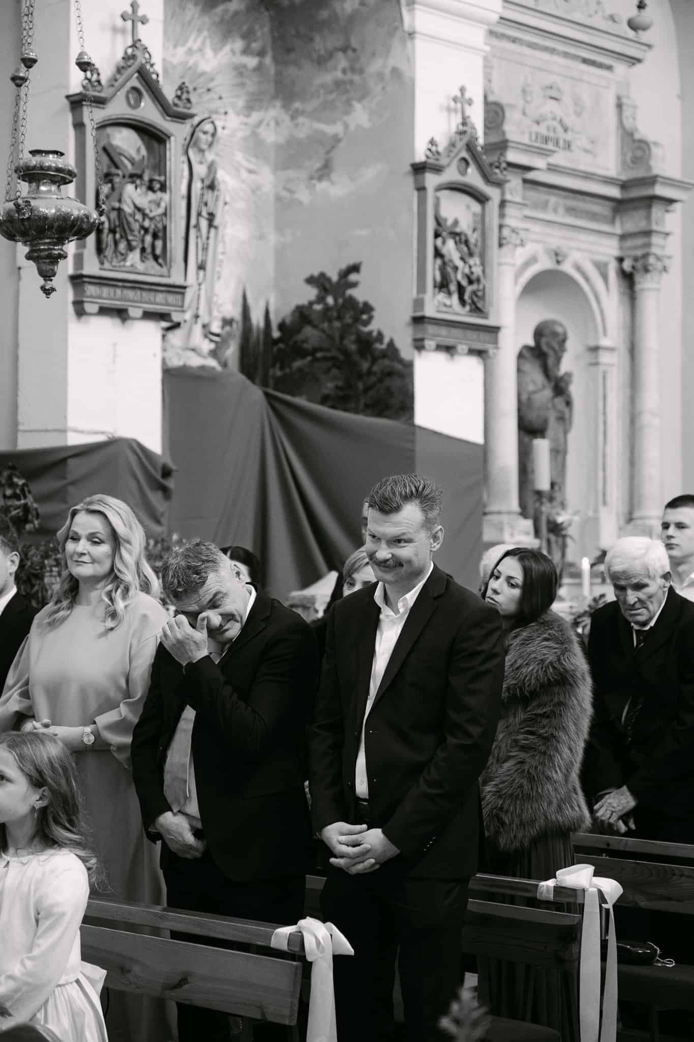 Dokumentarni kadar prepun iskrenih osjećaja; dirnuti otac mladenke briše suzu radosnicu tijekom dirljivog crkvenog obreda, okružen obitelji i uzvanicima na vjenčanju u Omišu.