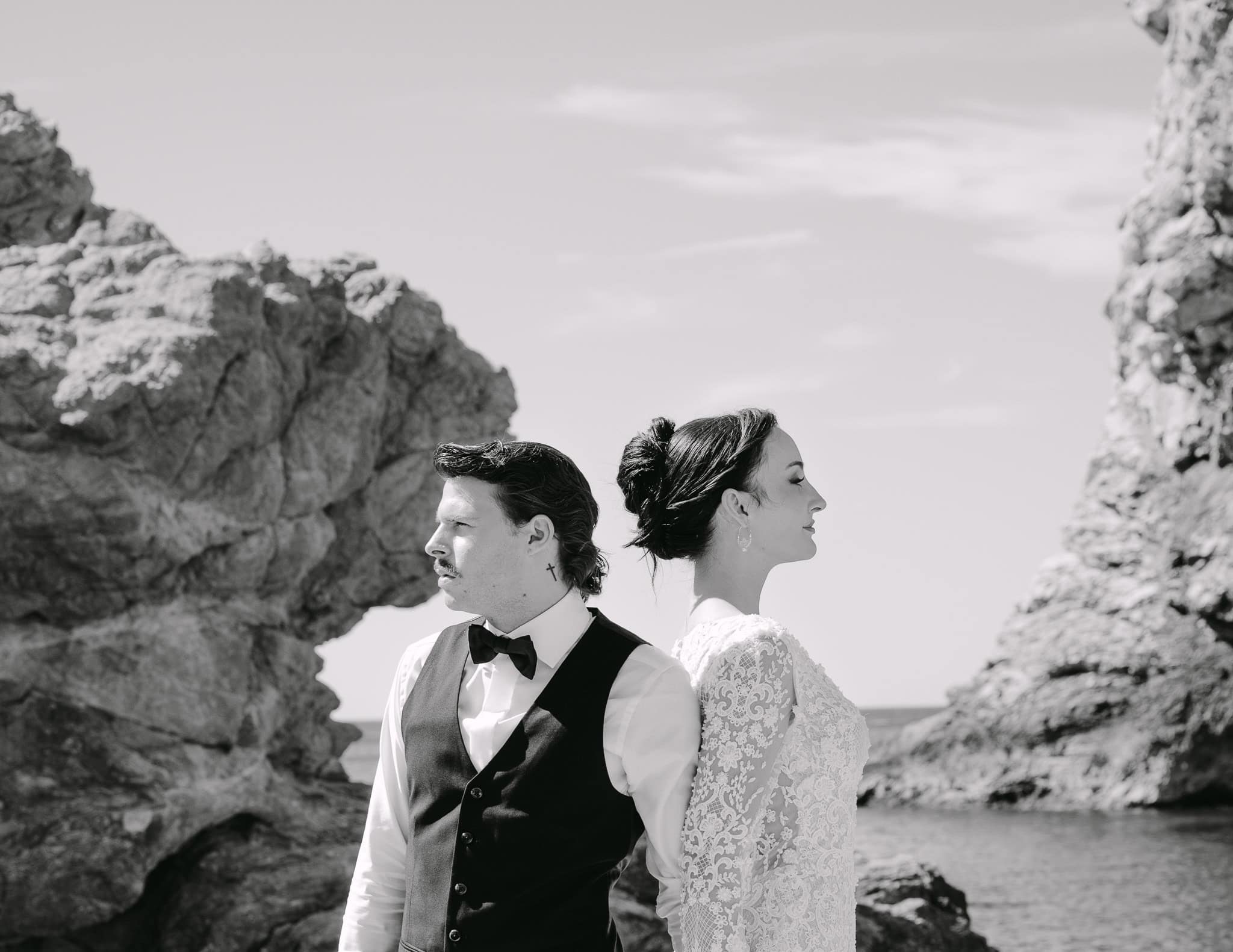 Lovrijenac, Dubrovnik vjenčanje - crno-bijeli portret mladenaca; par pozira okrenut leđa o leđa.