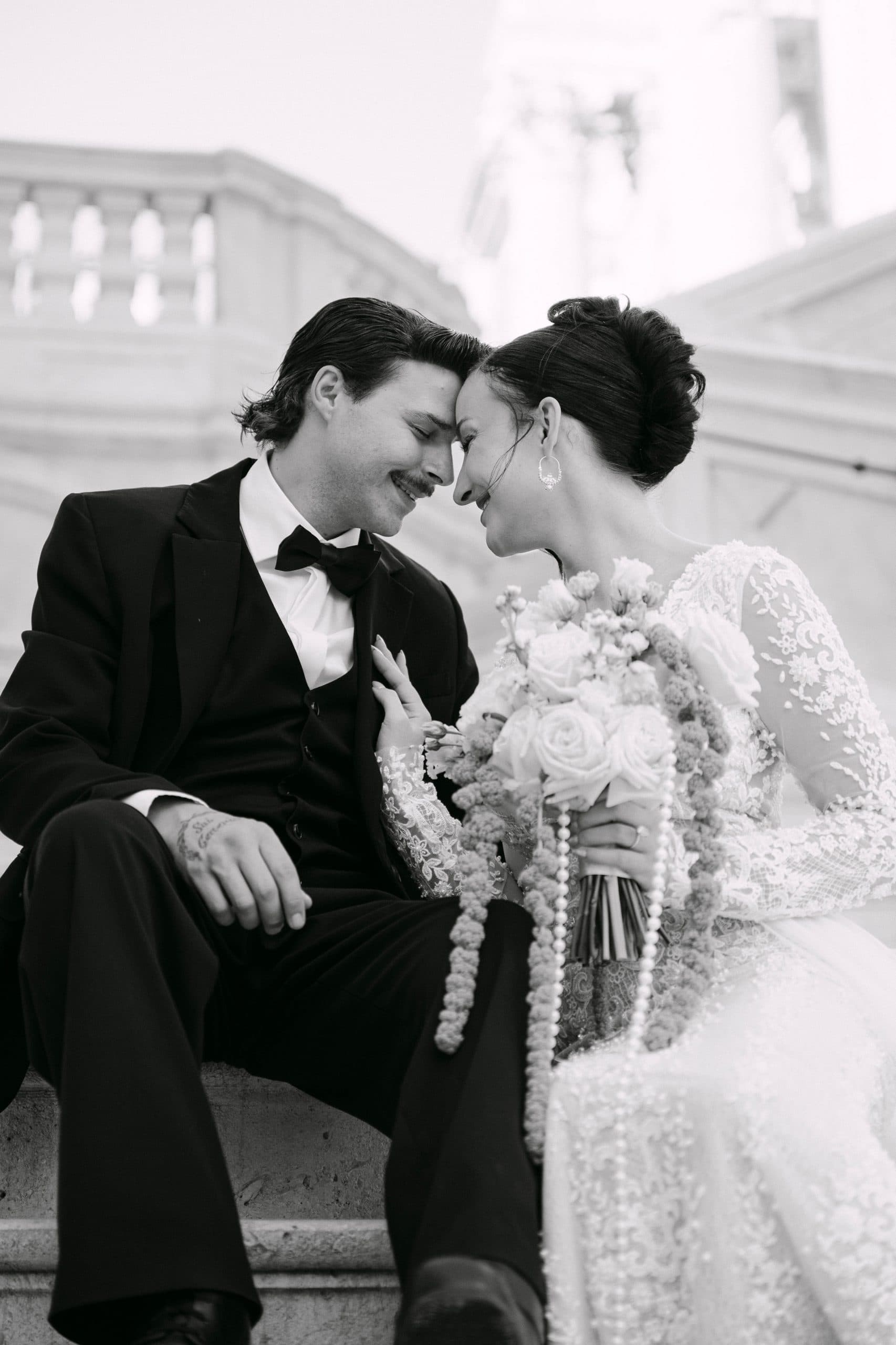 Vjenčani par na stepenicama grada Dubrovnika, romantična fotografija vjenčanja.