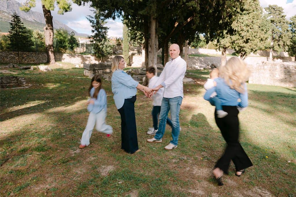 Obiteljsko fotografiranje na otvorenom s djecom i roditeljima u Saloni u Solinu.