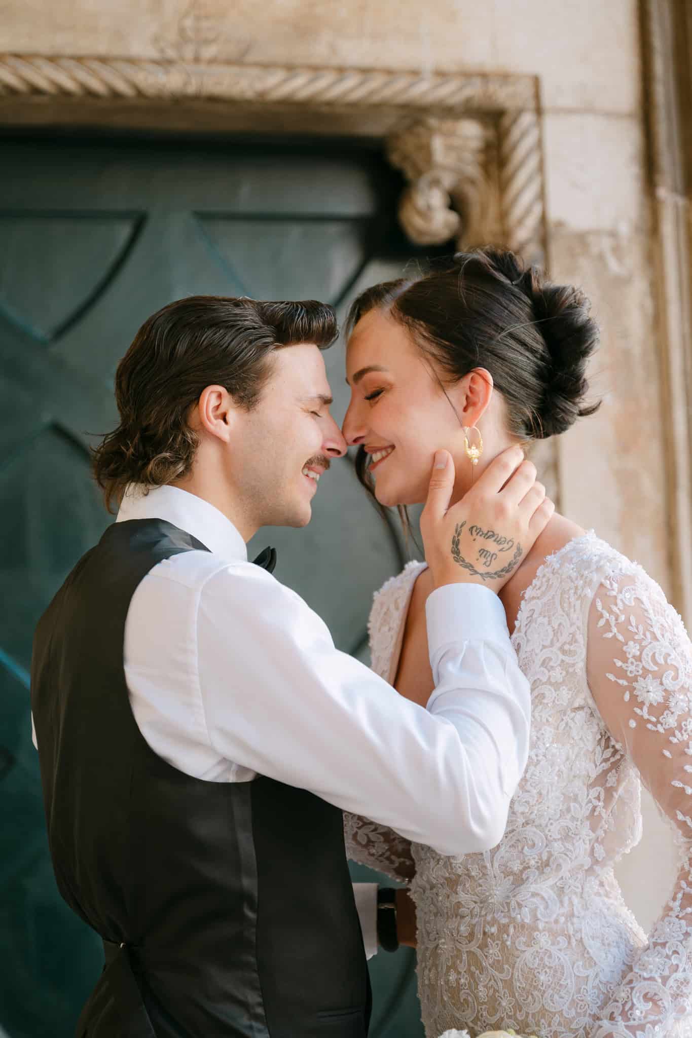 Dubrovnik destination wedding - bliski portret nasmiješenih mladenaca; par prislonjenih lica u romantičnom trenutku.