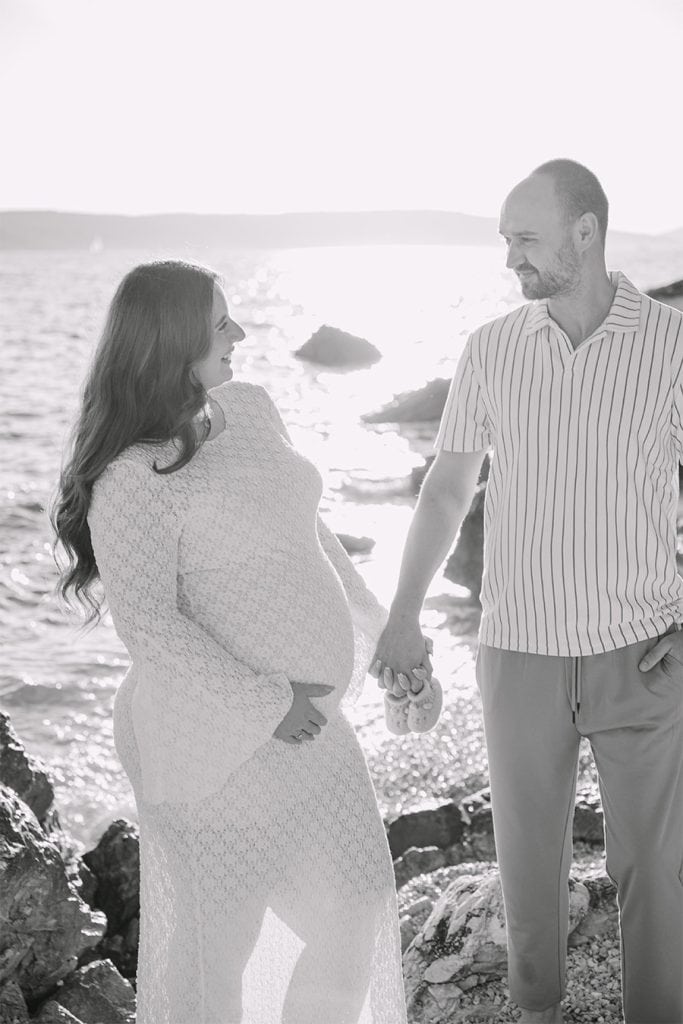 Buduća majka i muž na plaži, romantično fotografiranje u trudnoći, prirodna i emotivna fotografija.