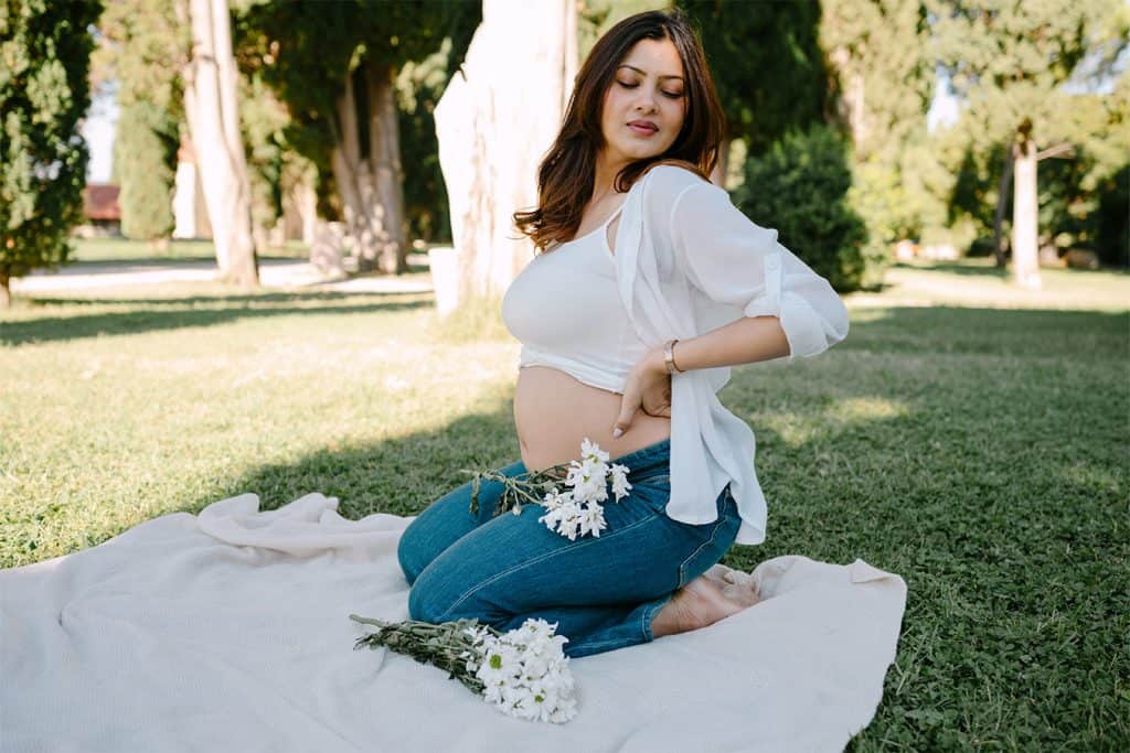 Trudničko fotografiranje s trudnicom u prirodnom okruženju, prirodne boje i opuštena atmosfera.