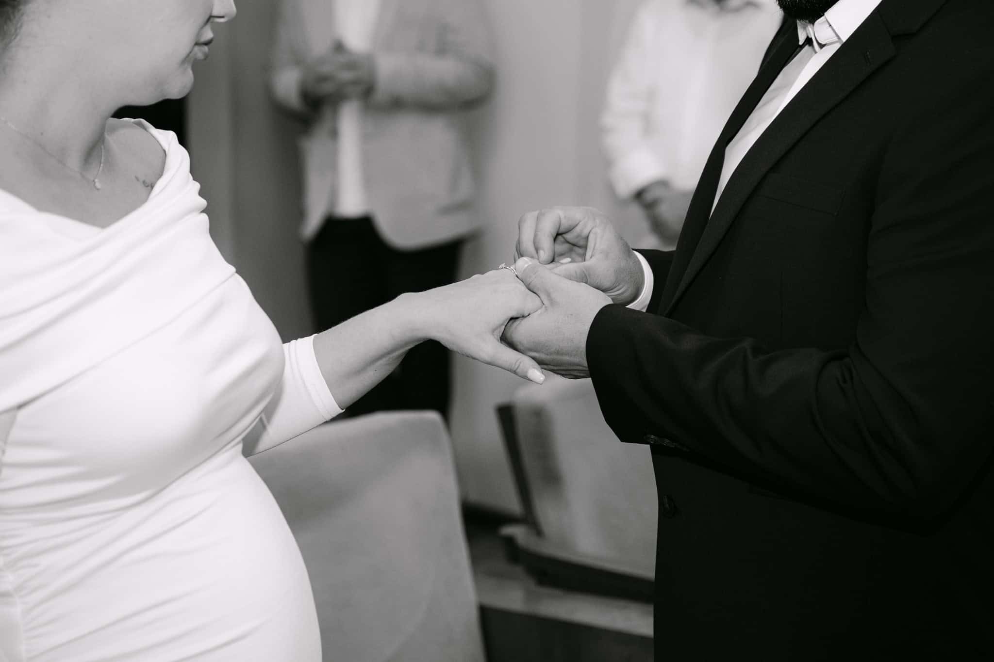 Trenutak kada mladoženja mladenki stavlja prsten tijekom ceremonije.