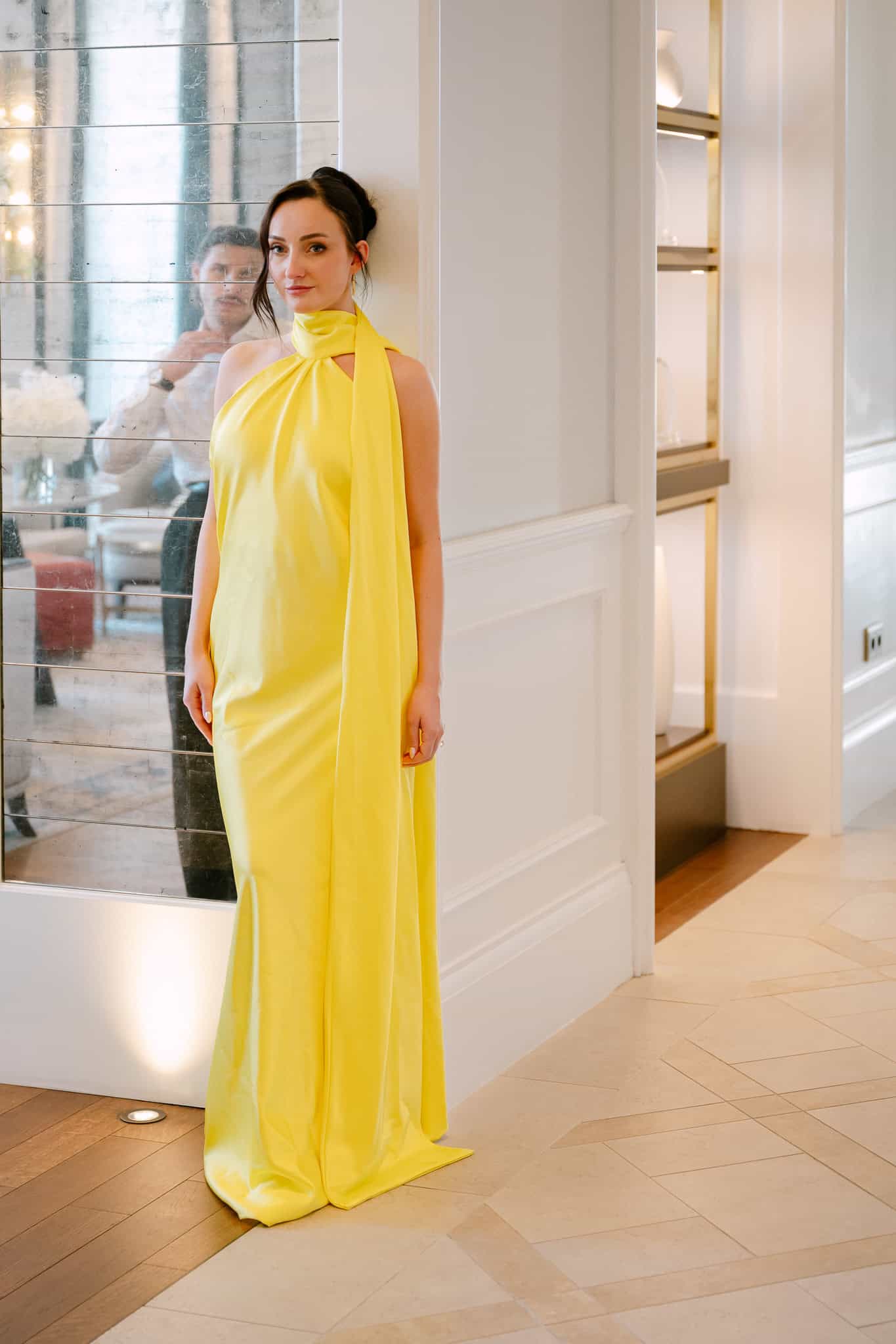 Dubrovnik, moderan interijer - portret mladenke u elegantnoj žutoj haljini; moderna nevjesta pozira u hodniku dok se mladoženja nazire u odrazu ogledala.
