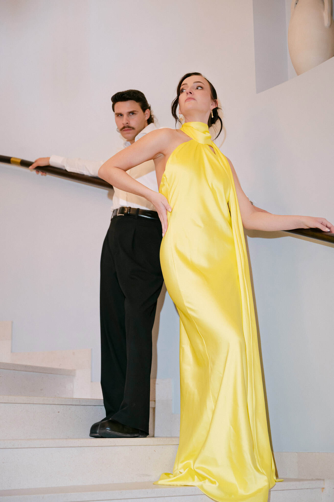 Dubrovnik, vjenčani editorijal - mladenka u elegantnoj žutoj večernjoj haljini; par pozira na modernim stepenicama u stilu modne fotografije s direktnim blicem