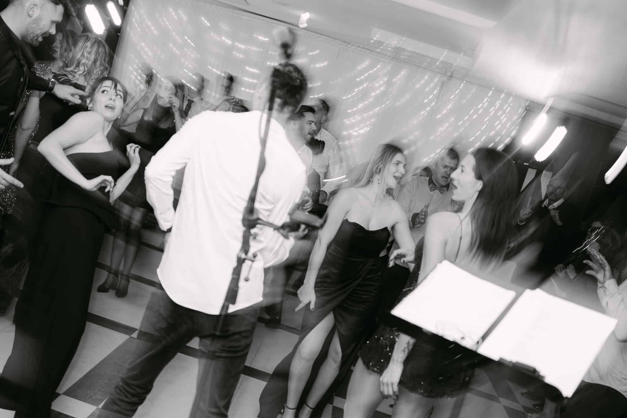 Dokumentarni prikaz rasplesanog svadbenog tuluma.