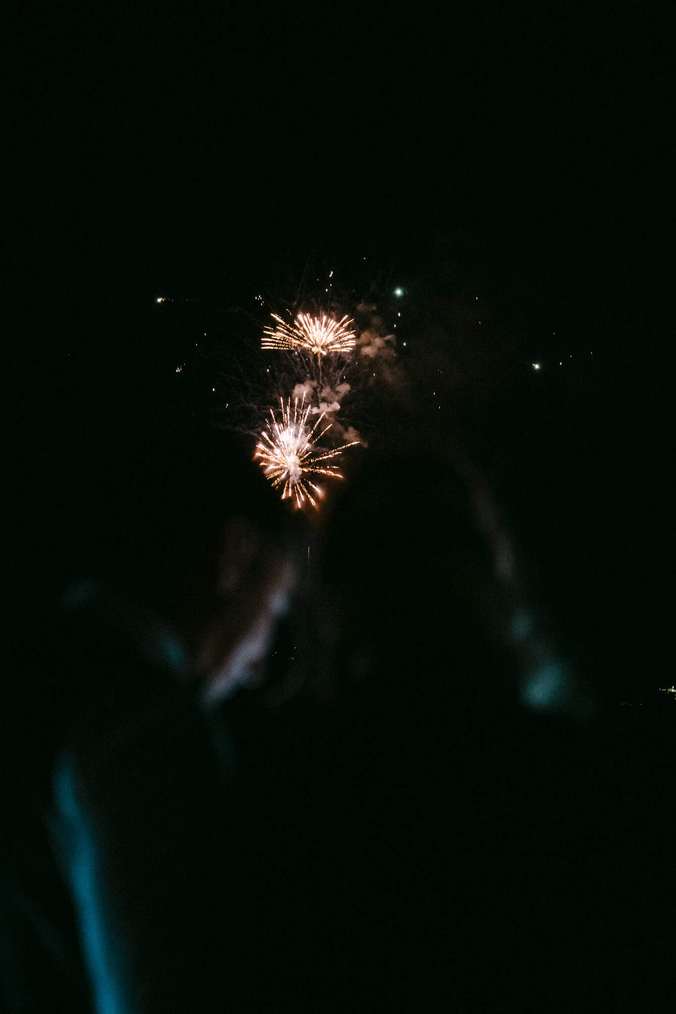 Vatromet u noći, plamen i eksplozije za svečane prigode.