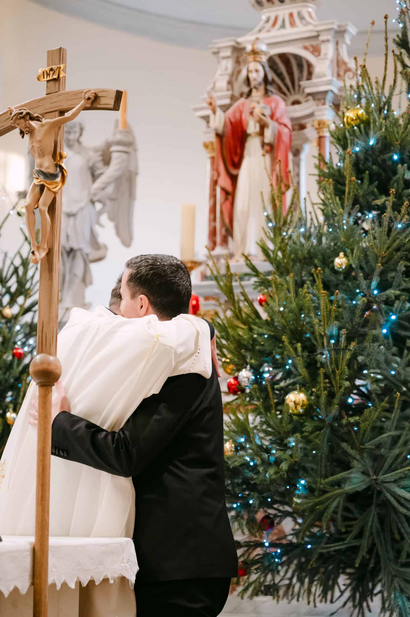 Mladoženja grli svećenika ispred oltara nakon obreda crkvenog vjenčanja u Omišu.