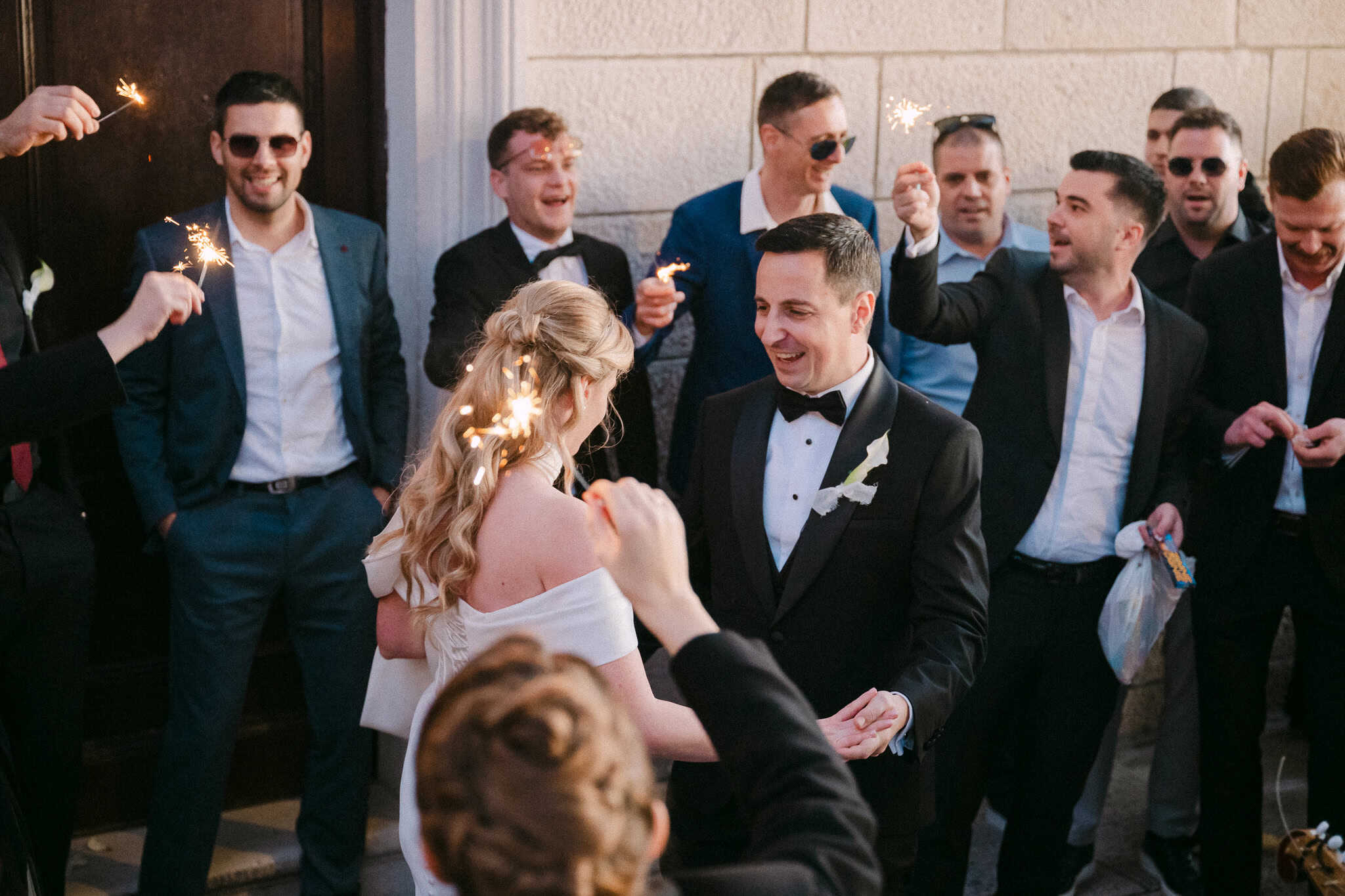 Ples tek vjenčanih mladenaca uz prijatelje i obitelj ispred crkve u Omišu.