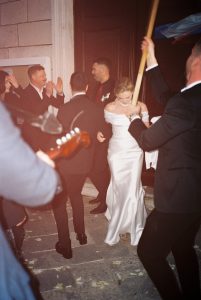 Vjenčana zabava s plesom, glazbom i mladencima u elegantnoj atmosferi.