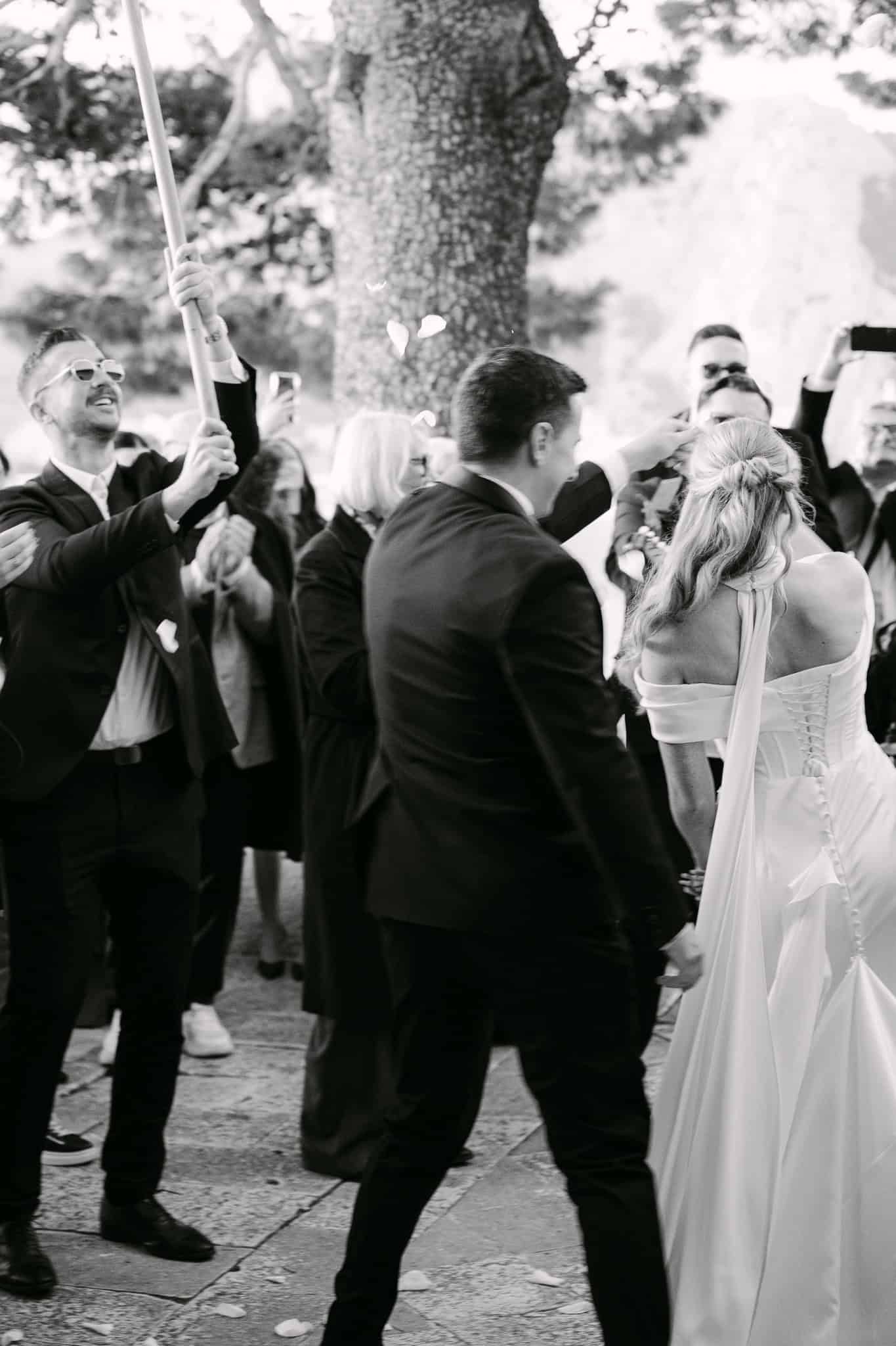 Doček mladenaca ispred crkve u Omišu.