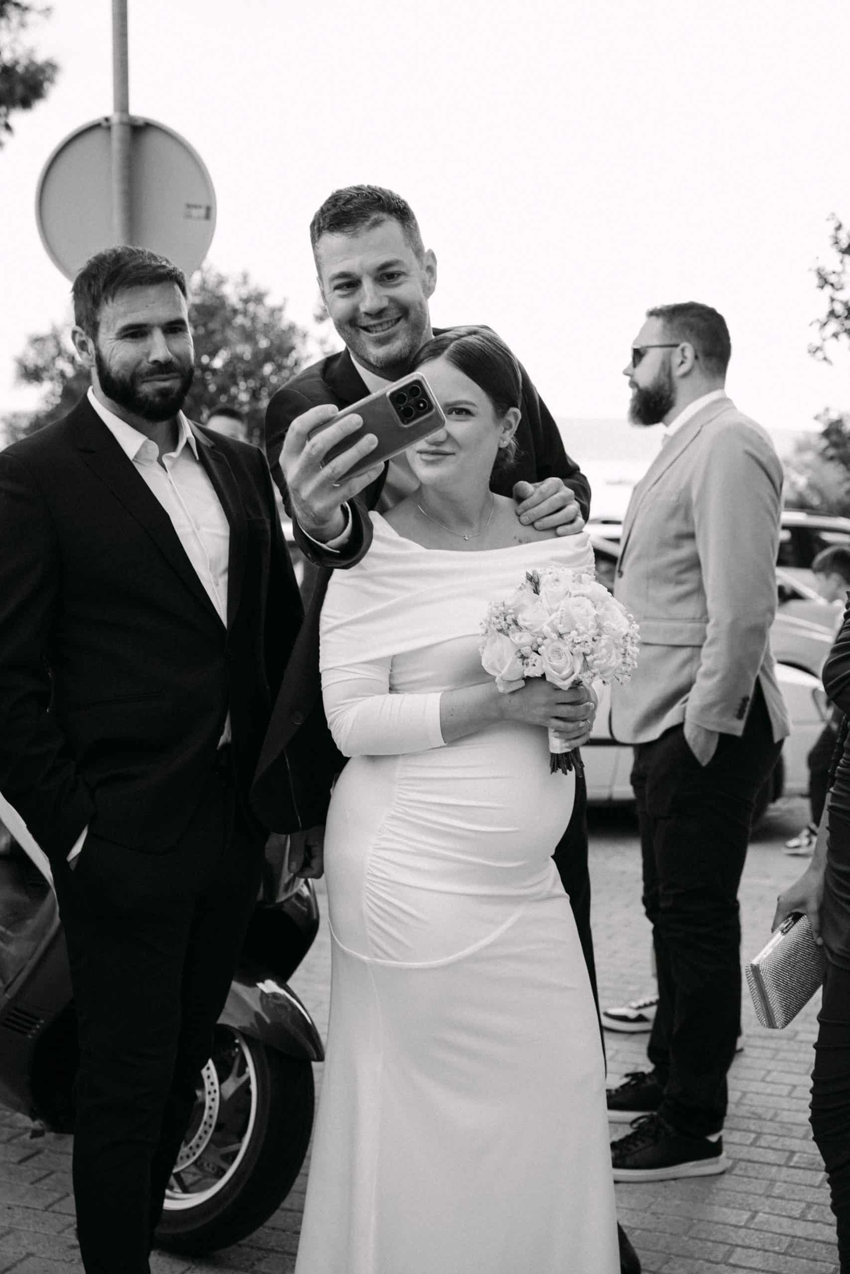 Vjenčani par s prijateljima, snimanje na otvorenom, moderni stil fotografije.