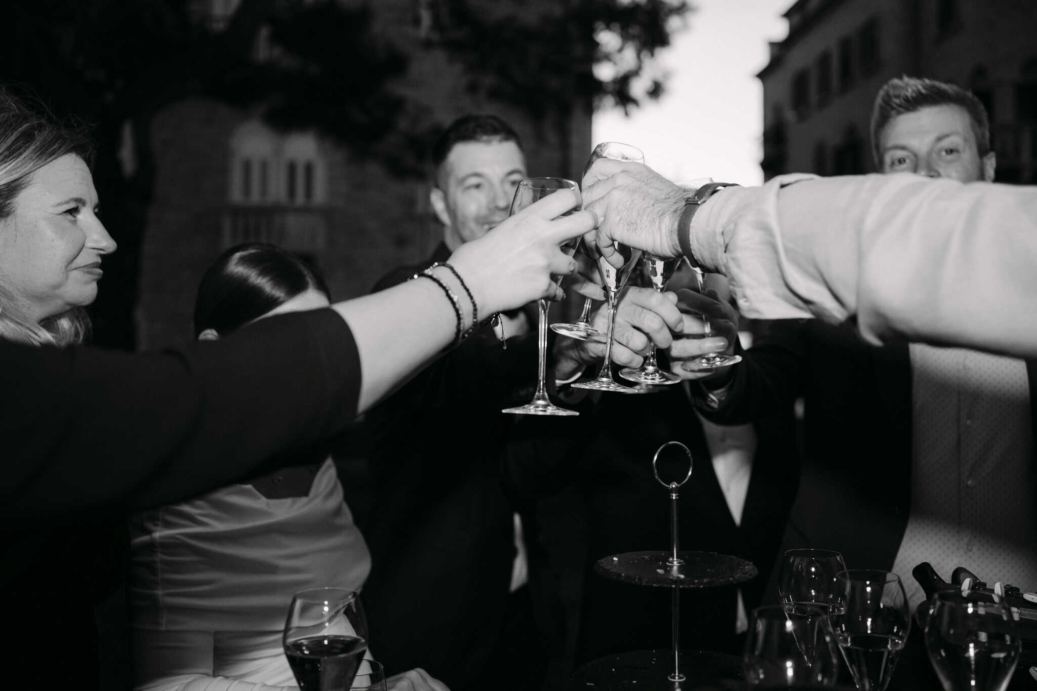 Grupa prijatelja nazdravlja čašama tijekom proslave vjenčanja.