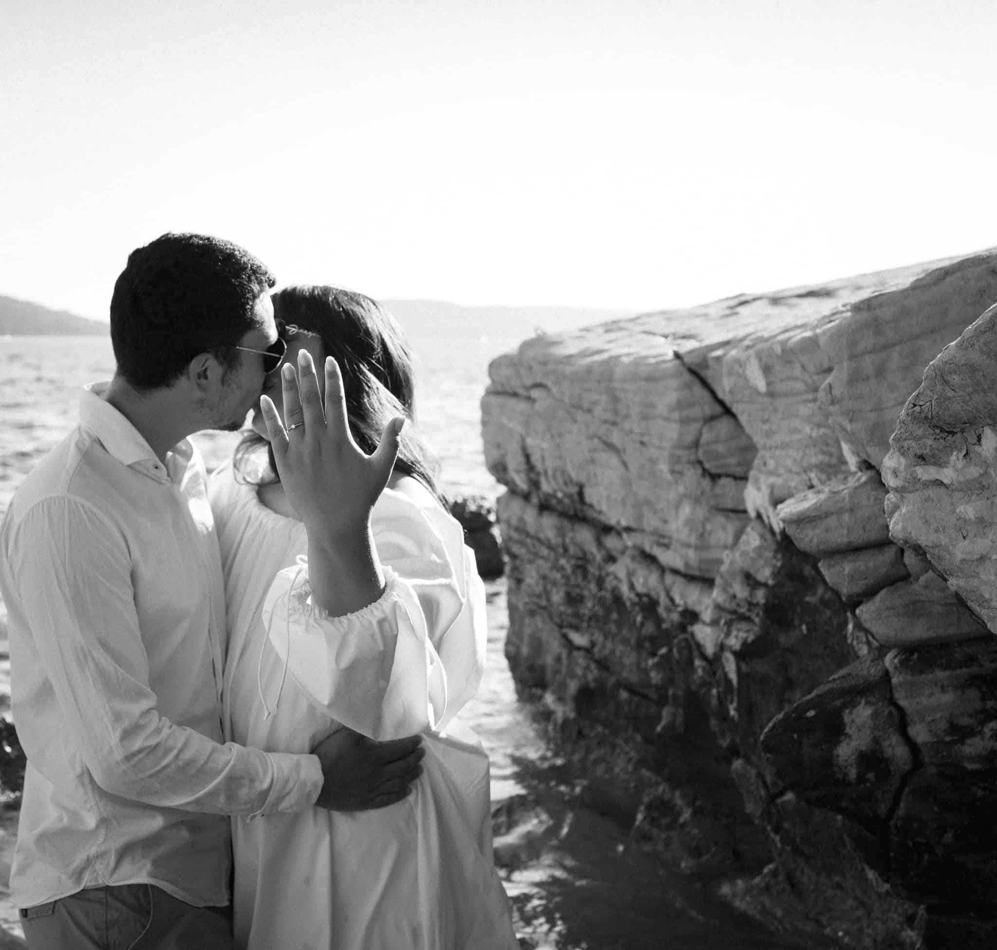 Split, Obojena - poljubac zaručenog para; crno-bijeli detalj zaručničkog prstena s kamenom u fokusu.