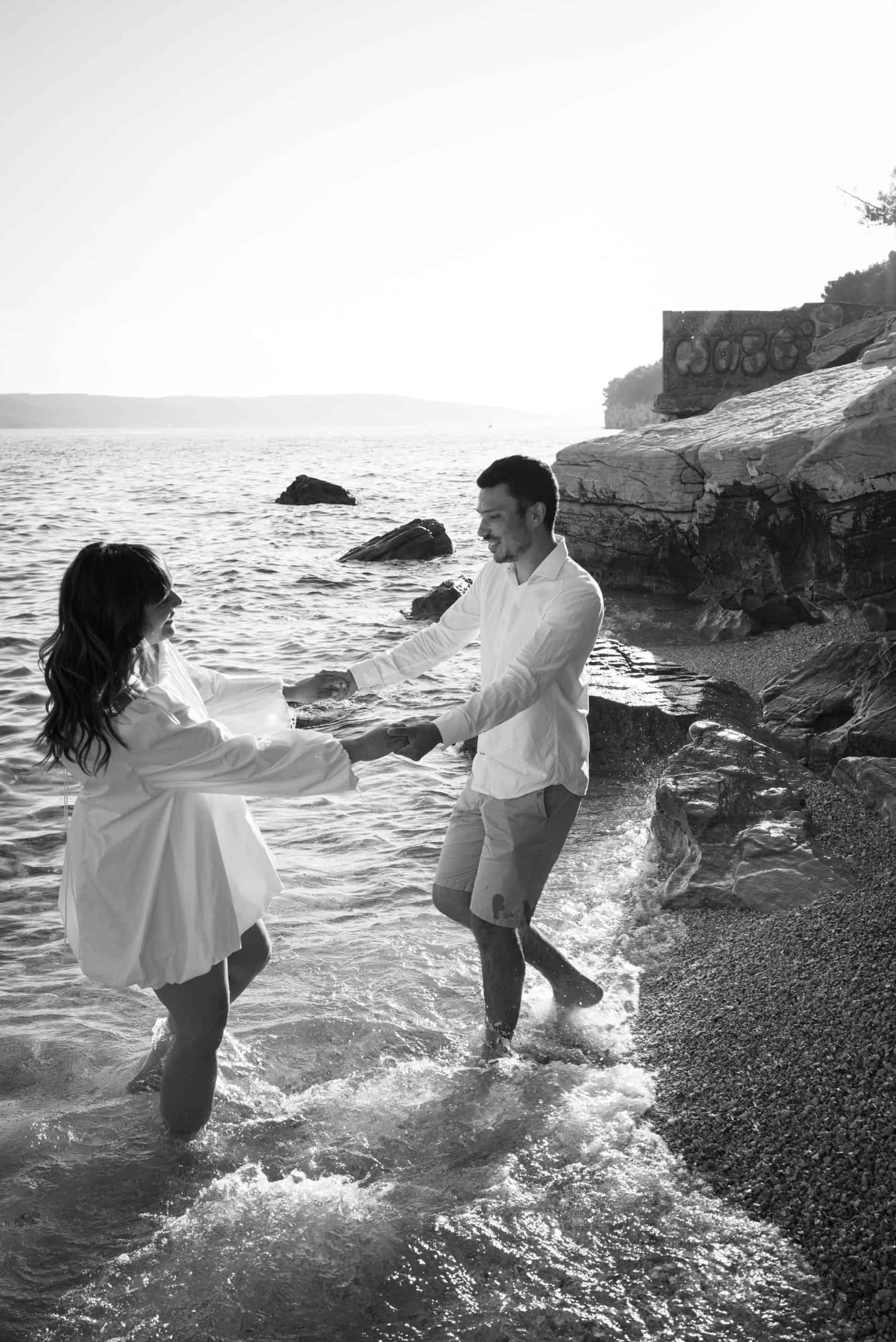 Spontani trenutak budućih mladenaca u plićaku na Obojenoj.