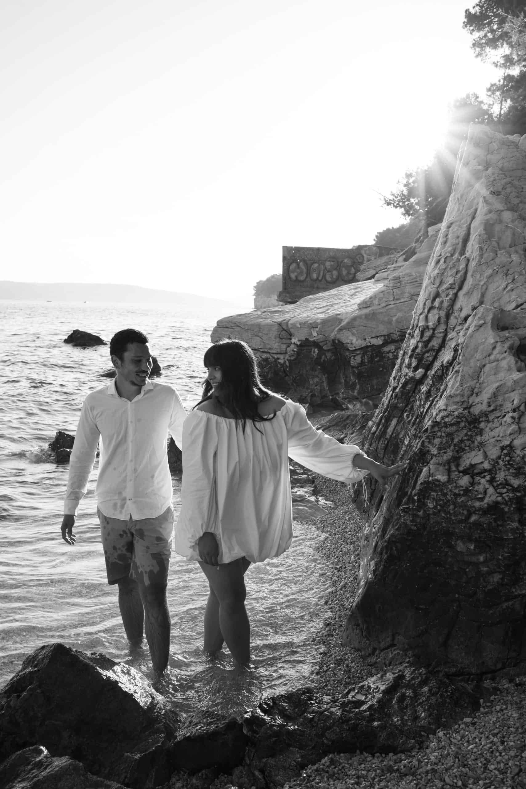 Nasmijani par na zarukama u Splitu uz morsku pozadinu.