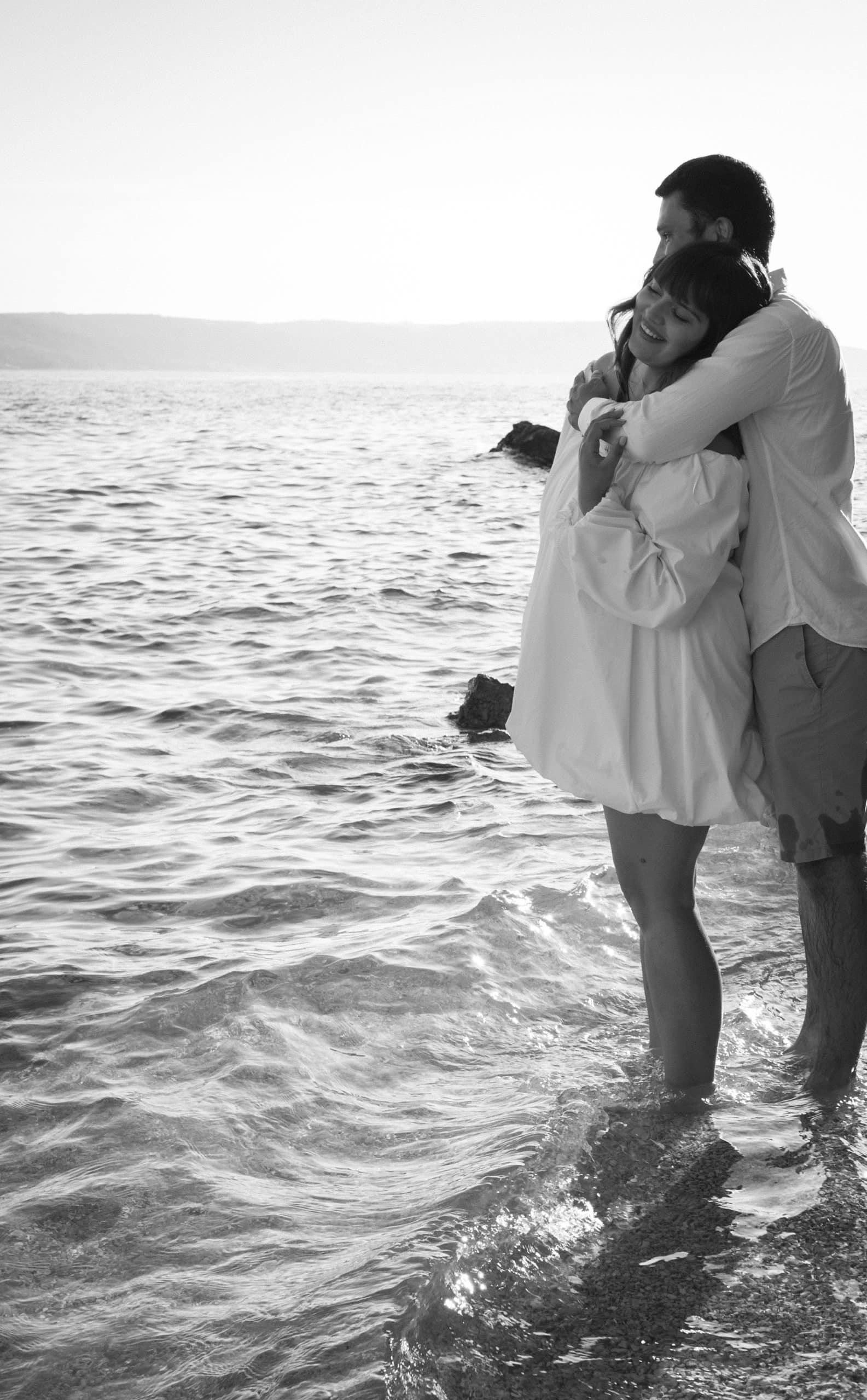 Petra u bijeloj haljini i zaručnik Ivan grle se u plićaku.