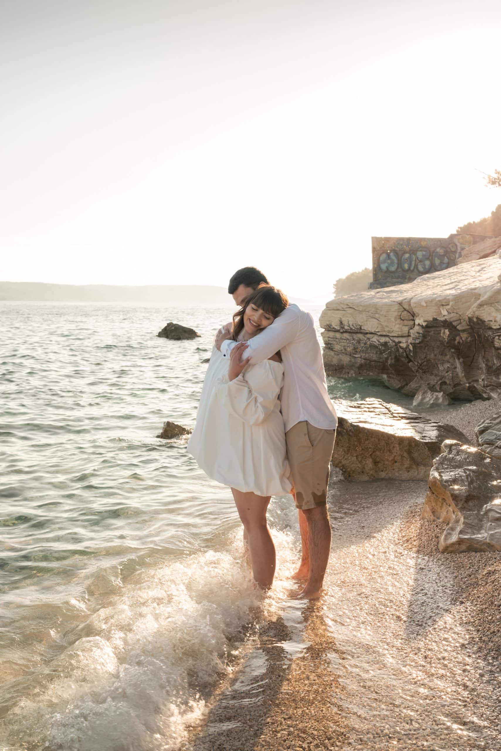 Opušteni zaručnički portret na stijenama uvale Obojena u Splitu.