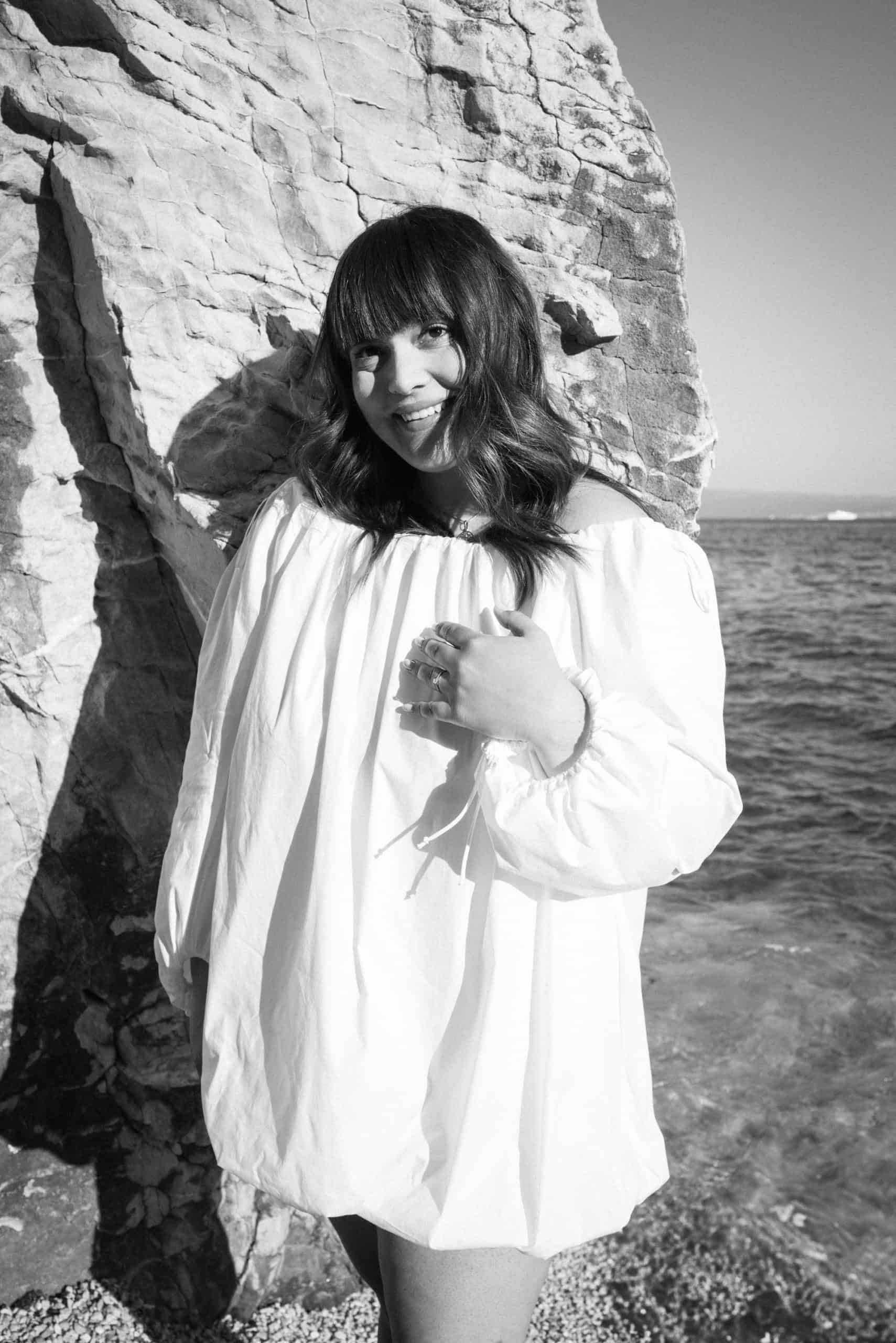 Ljetna fotografija zaručnice na plaži u Splitu i morem u pozadini.