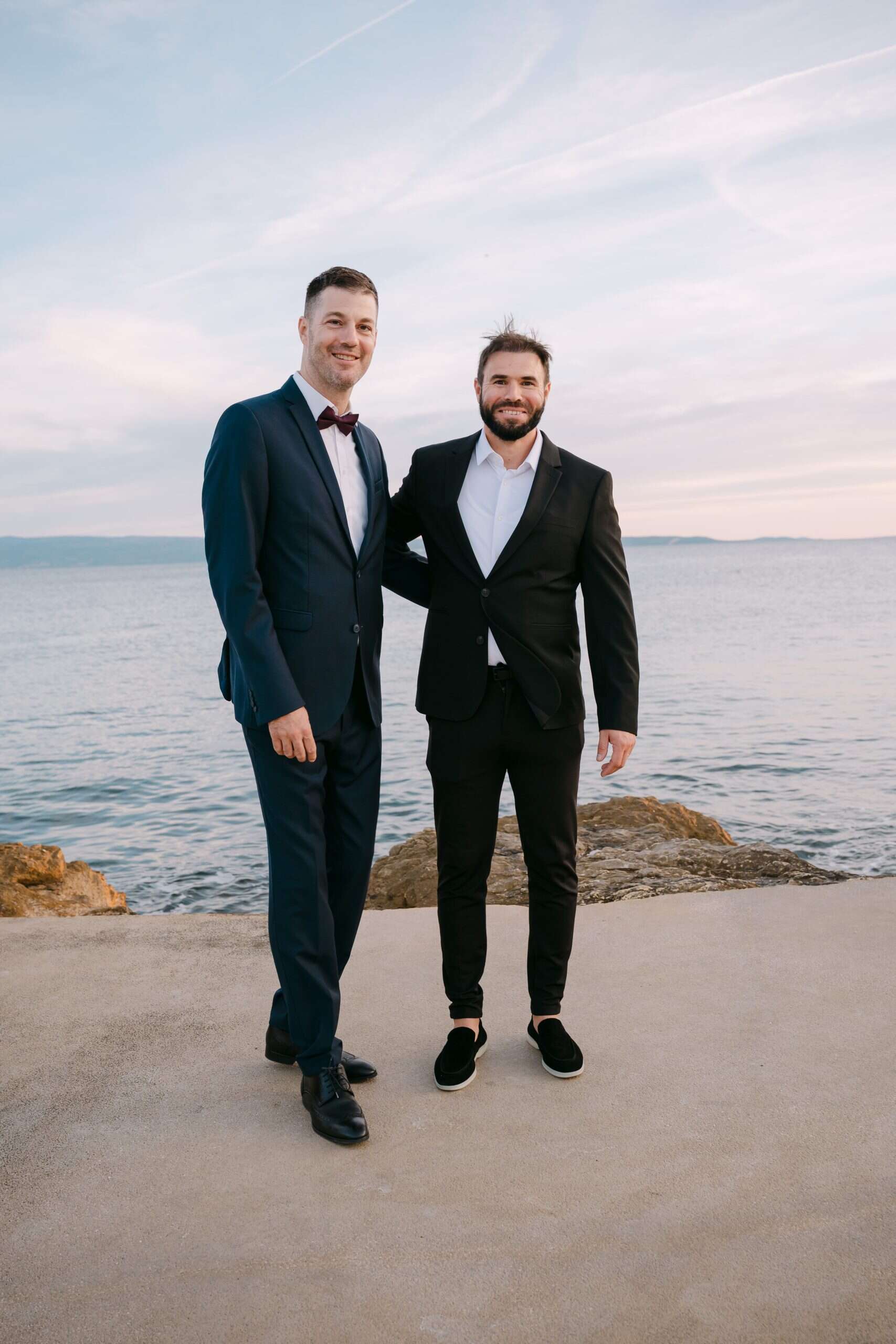 Portret mladoženje i kuma na otvorenom uz more na Bačvicama.