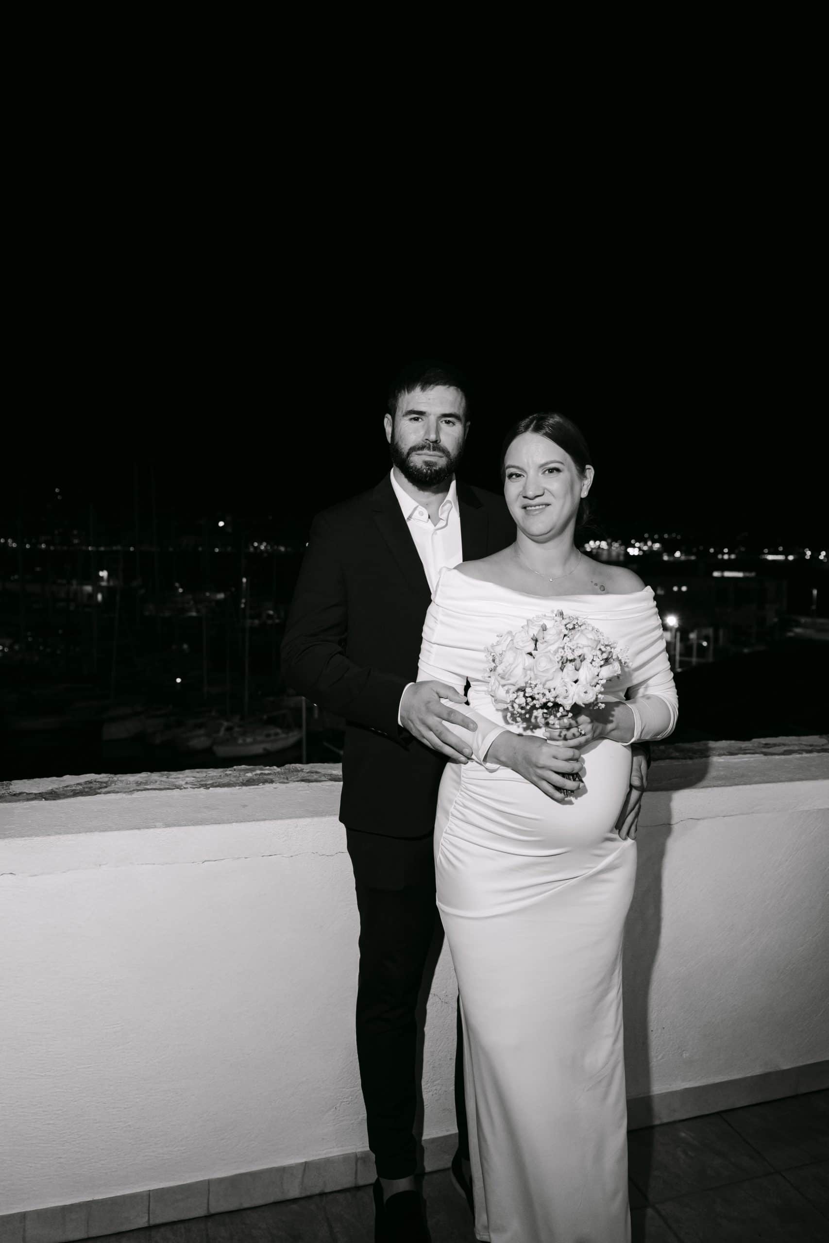 Vjenčana fotografija, mladi par na terasi s pogledom na grad Split u večernjim satima.