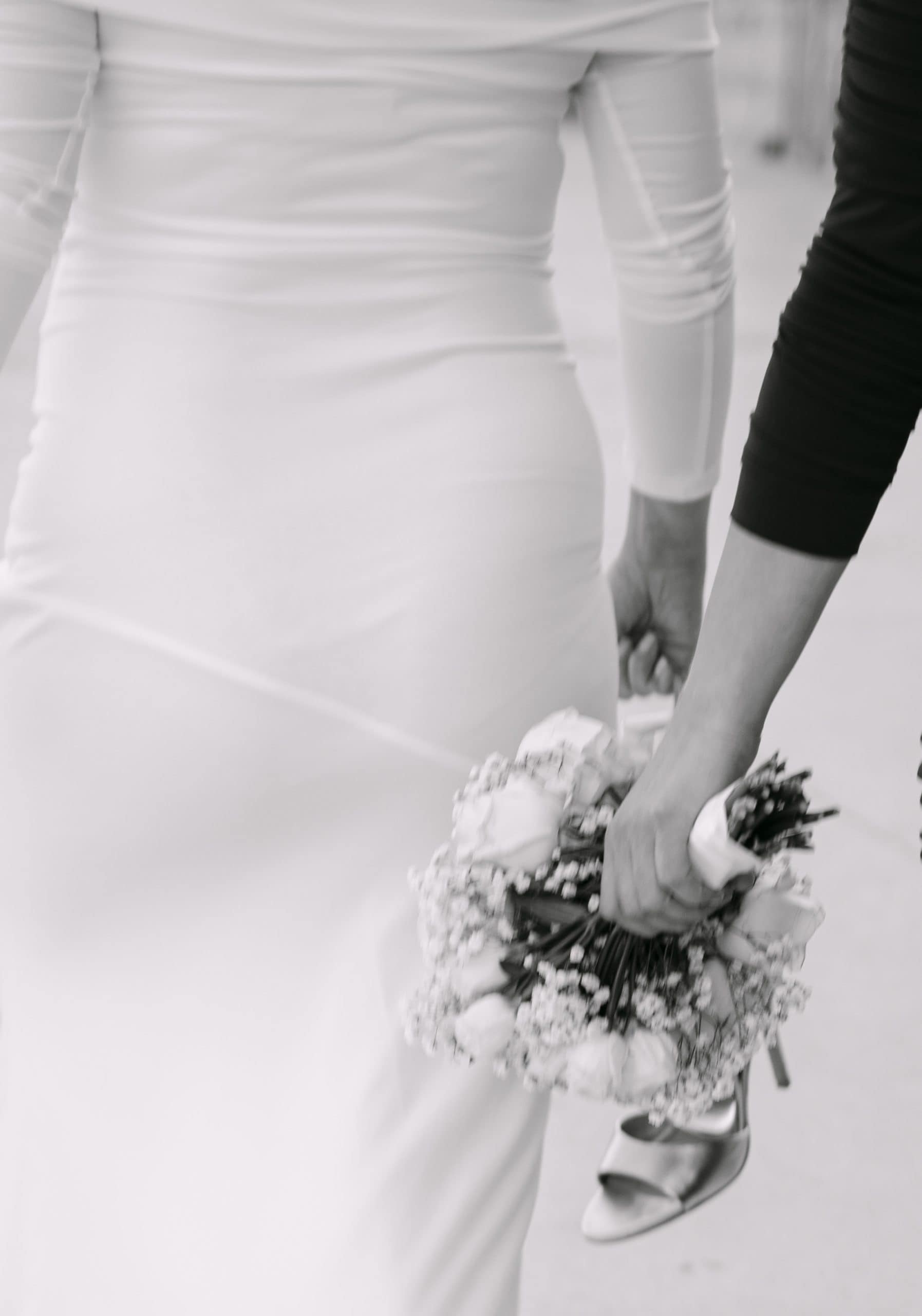 Vjenčana fotografija s buketom u ruci kume.