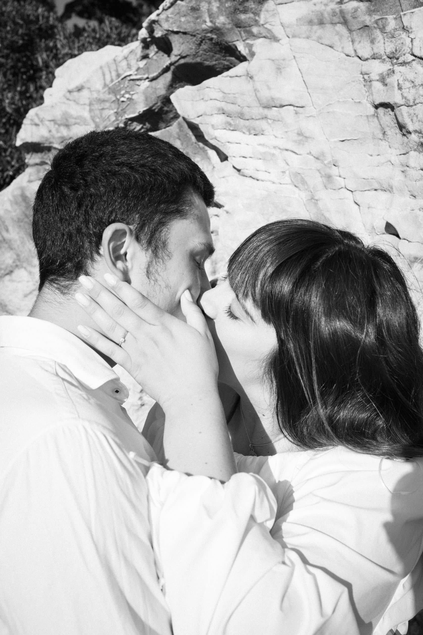 Split, Obojena - crno-bijeli krupni plan zaručnika; Petra i Ivan u intimnom zagrljaju s fokusom na zaručnički prsten.