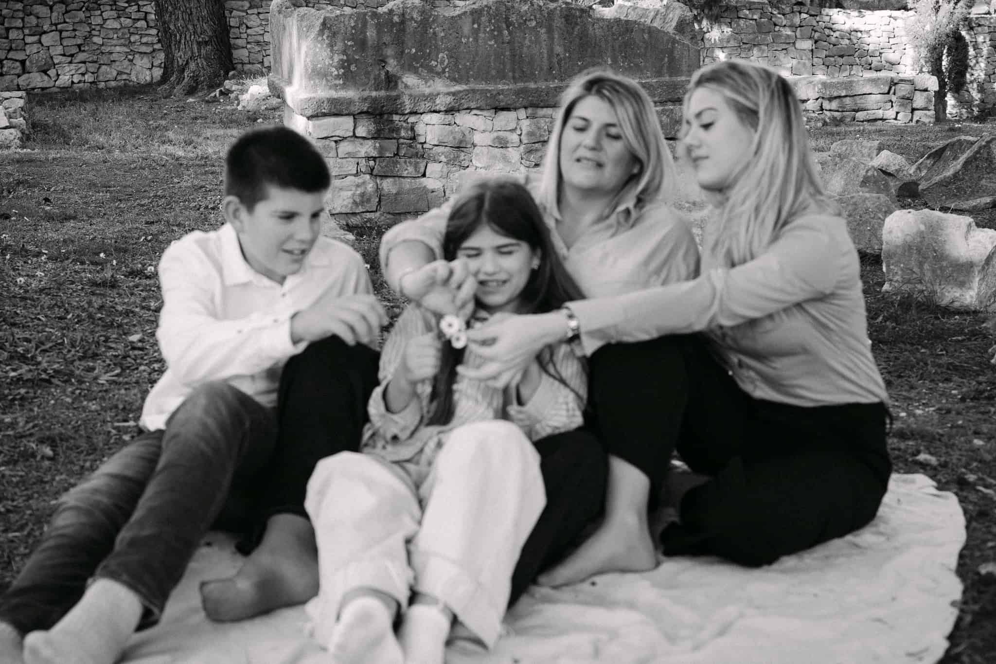 Obitelj uživa u trenutku na otvorenom, crno-bijela tehnika.