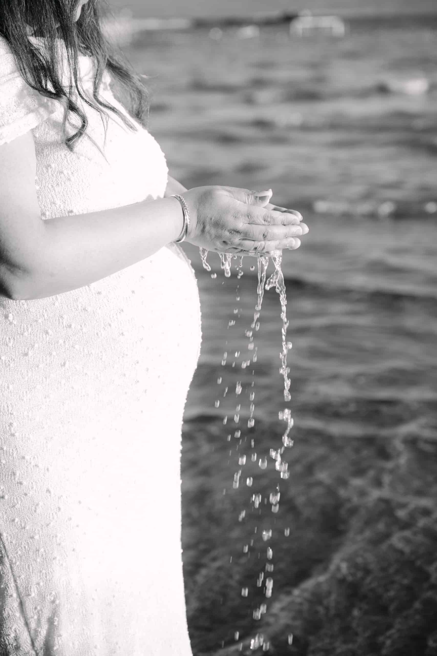 Trudnica drži kapljice mora u ruci.
