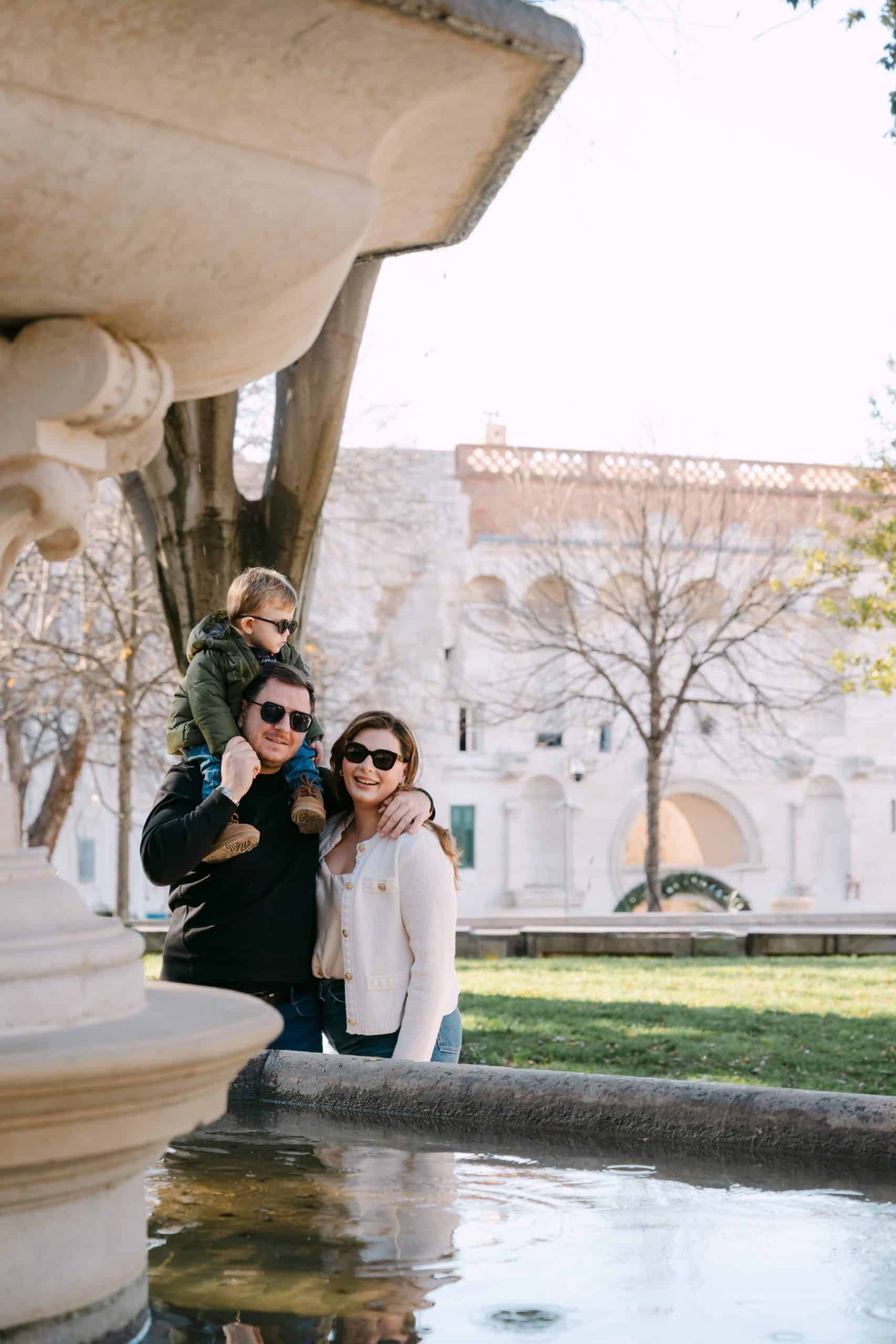 Obitelj uživa u danu na otvorenom u blizini povijesne arhitekture u Hrvatskoj.
