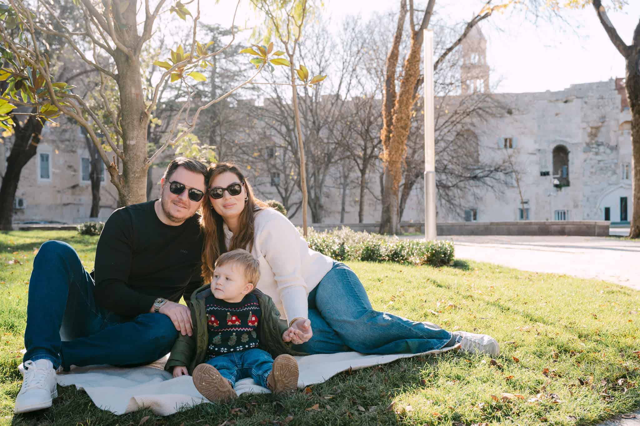 Obiteljski portret na otvorenom u parku Đardin tijekom božićnih praznika.