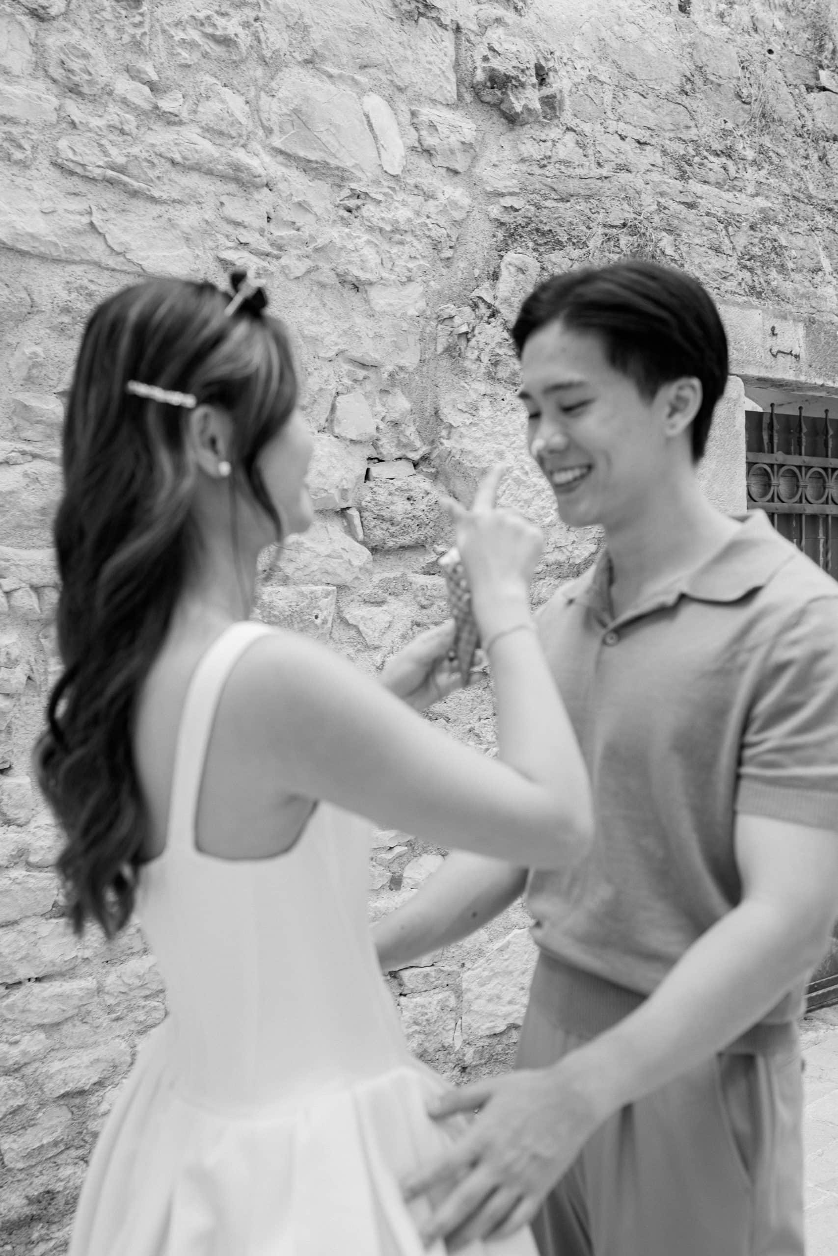 Par u opuštenom trenutku uz sladoled u gradu Splitu.