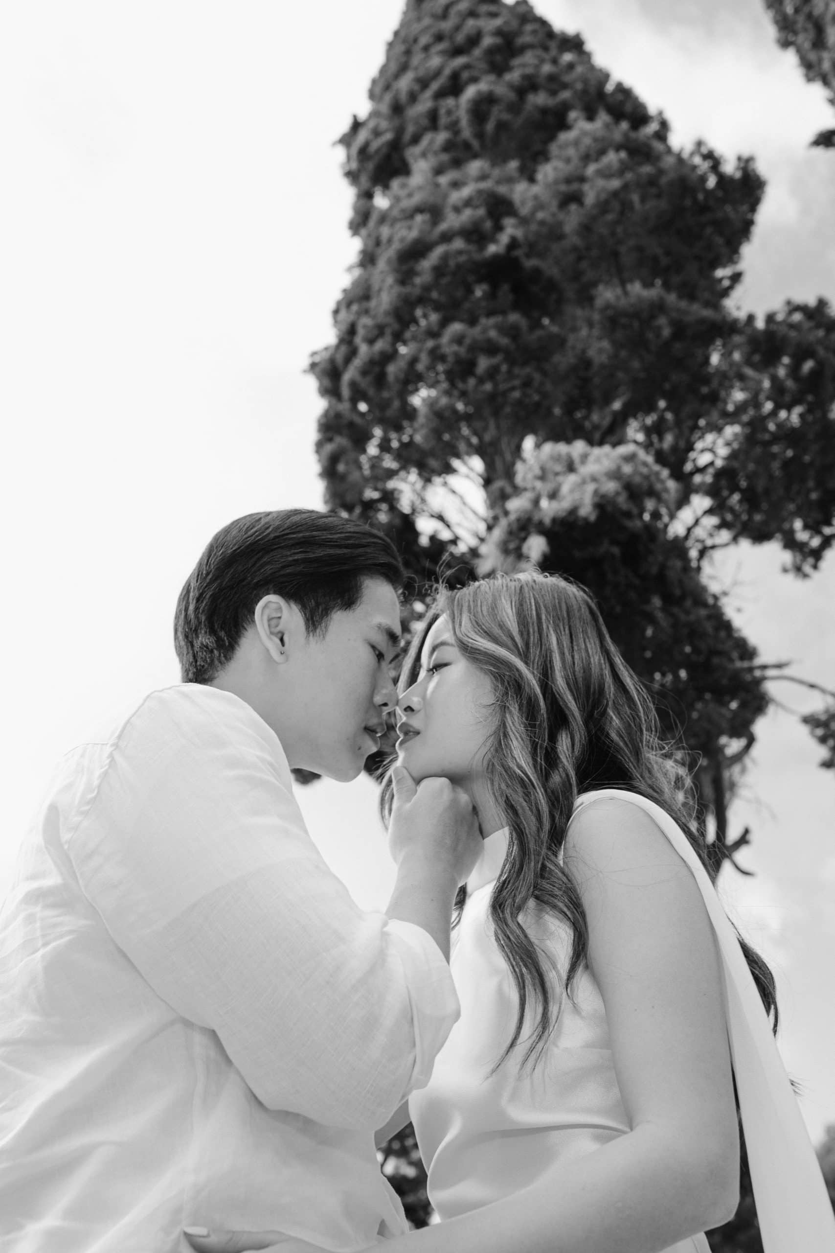 Umjetnička crno-bijela fotografija mladenaca u bliskom zagrljaju na otvorenom, Sustipan.