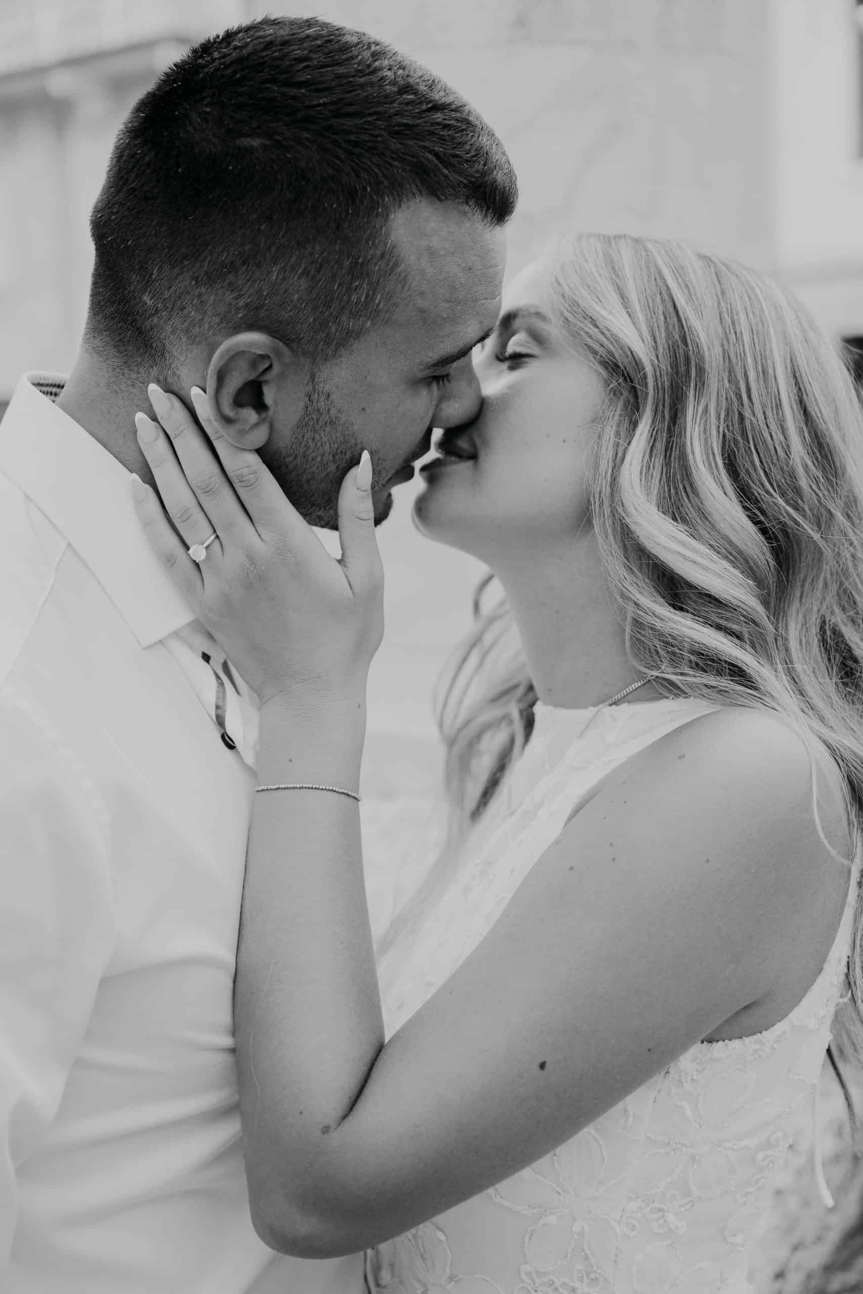 Zaručeni par koji dijeli nježan trenutak.