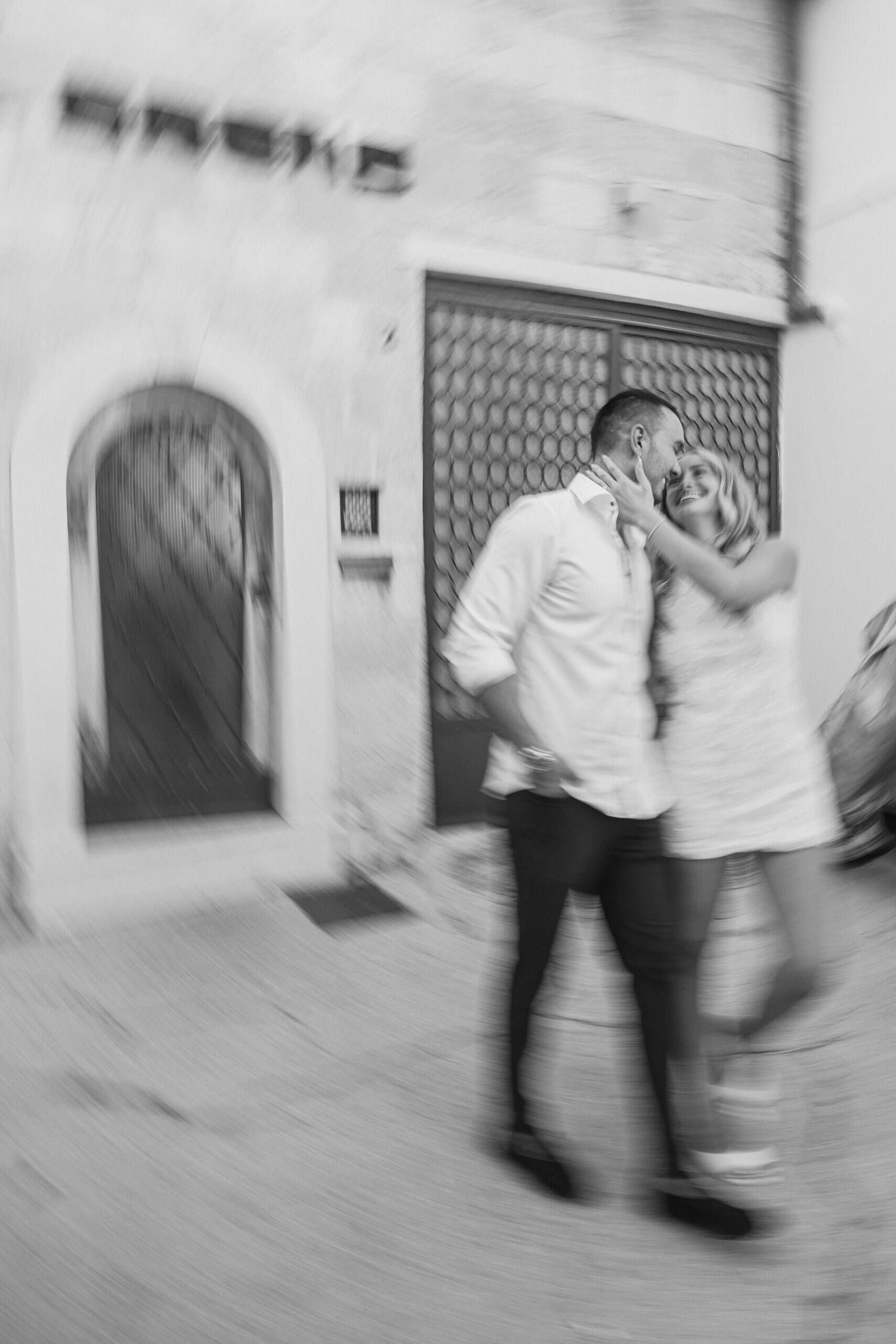 Emotivan kadar nasmijanih zaručnika tijekom sessiona na otvorenom u Splitu.