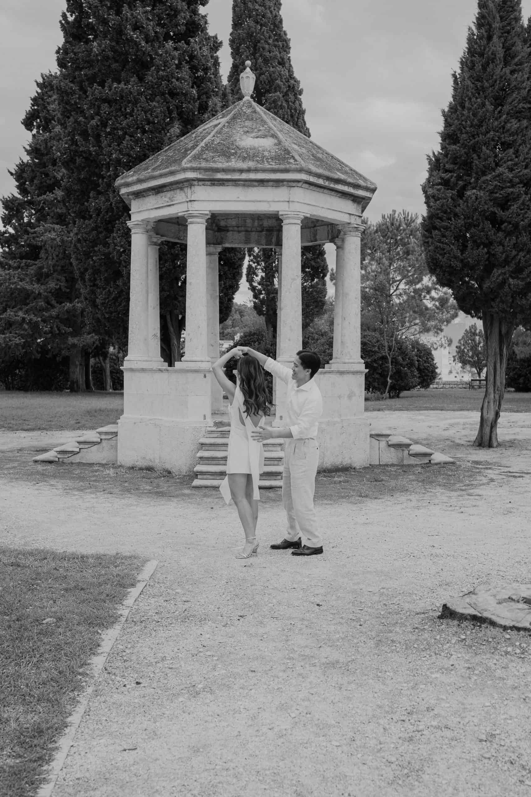 Par pleše u povijesnom paviljonu u parku Sustipan okruženom visokim drvećem.