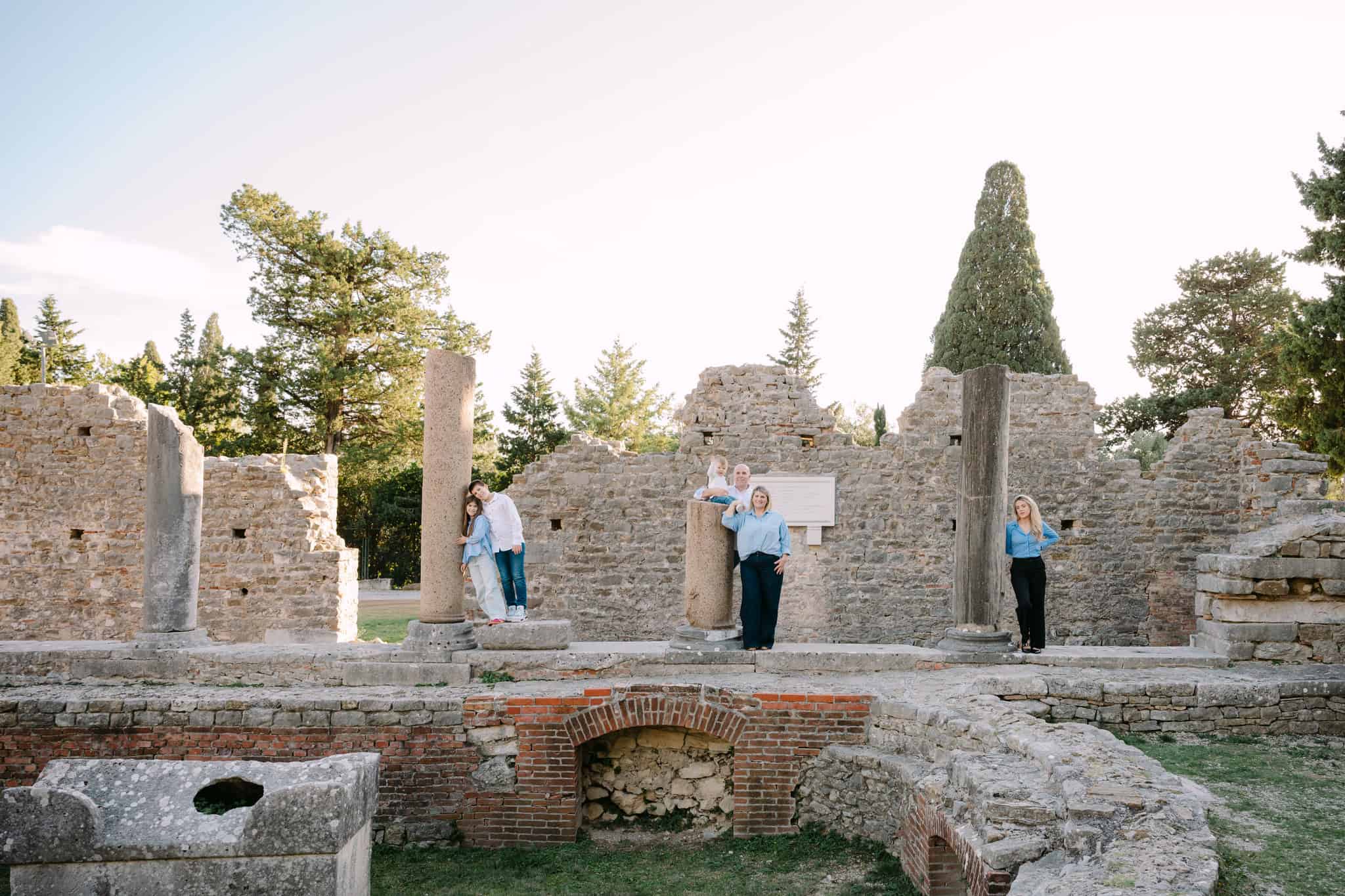 Obiteljsko fotografiranje u Saloni među antičkim stupovima uz toplo popodnevno svjetlo