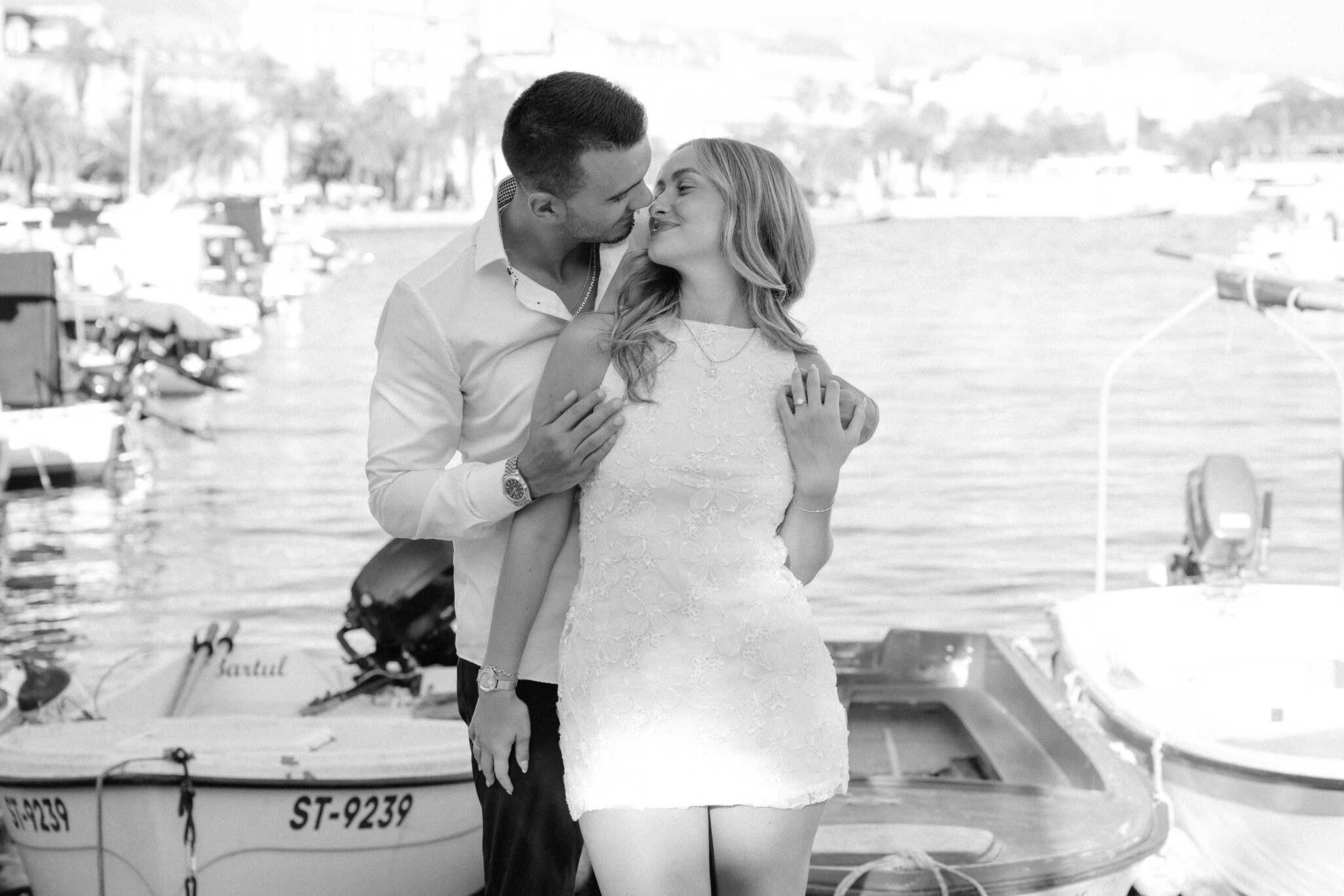Intiman trenutak i kontakt očima mladenaca; umjetnička crno-bijela fotografija, engagement session Split.