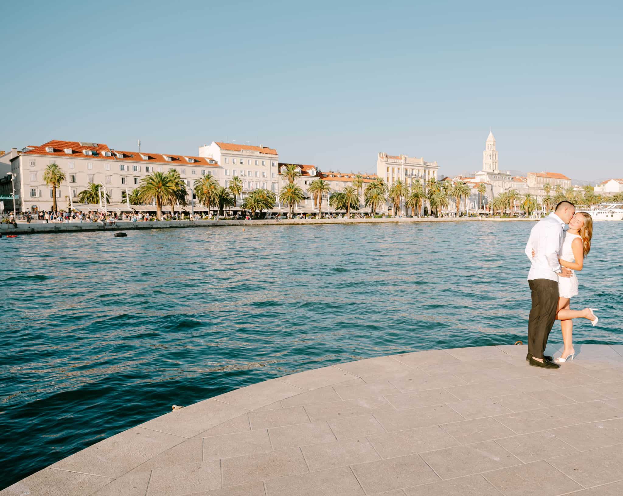 Široki kadar zaručnika ispred Rive, profesionalna fotografija Split.