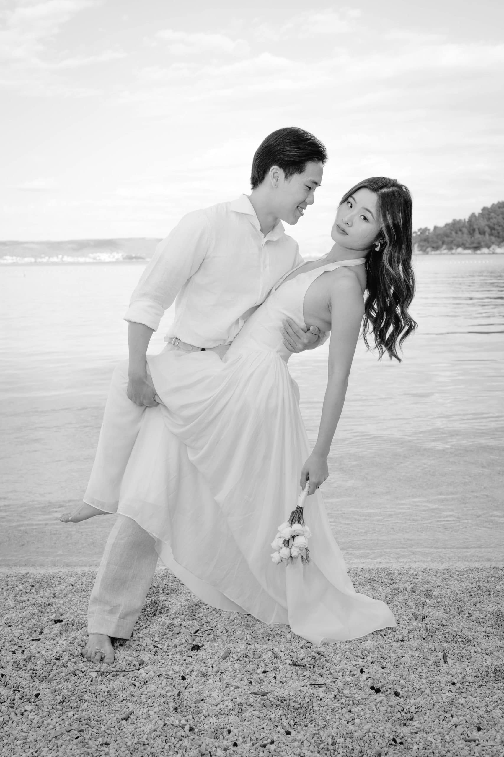 Fotografiranje para na otvorenom na plaži Kajšuni u gradu Splitu.