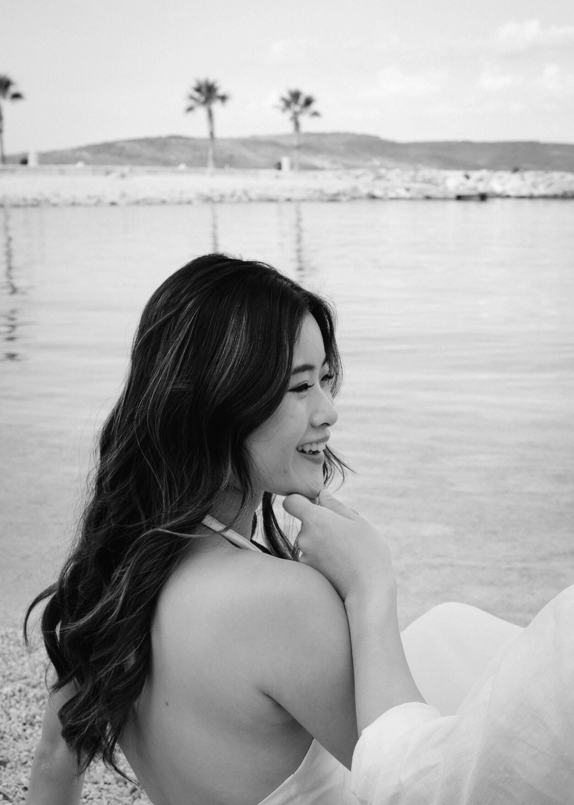 Stephanie u krupnom planu, sretan trenutak uz more, profesionalno fotografiranje u Dalmaciji.