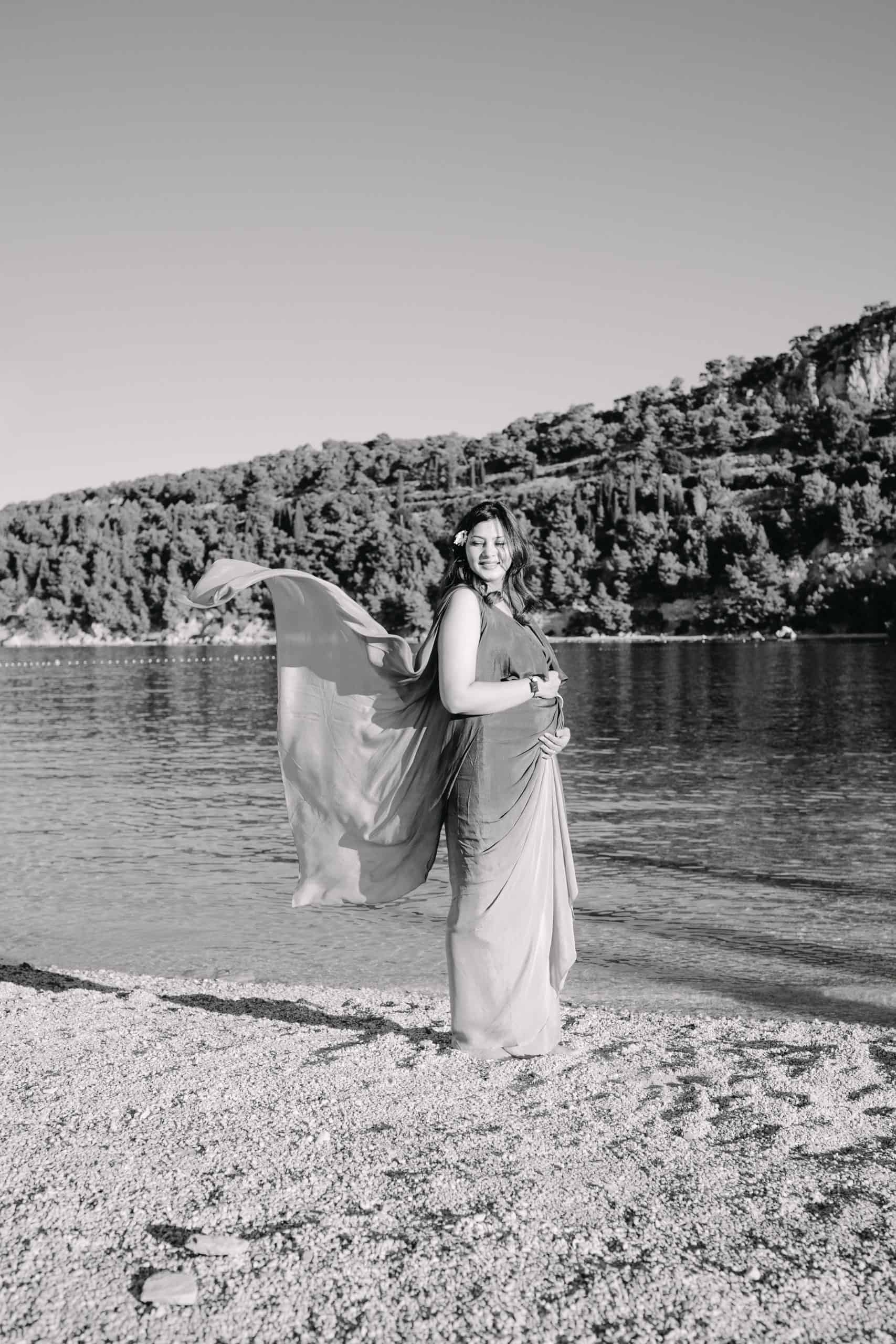 Trudnička haljina koja vijori na jutarnjem povjetarcu, Split, Hrvatska.