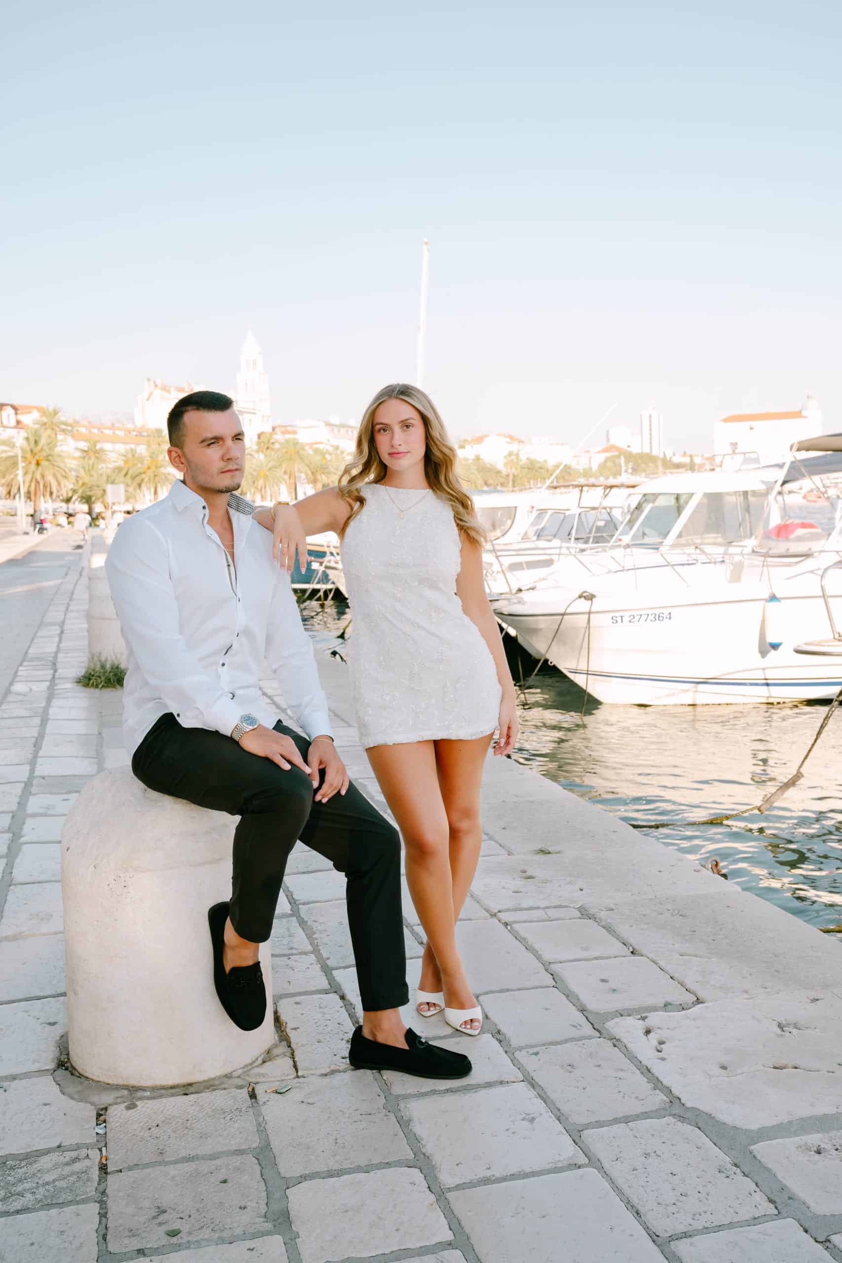 Zaručnički portret para u marini s brodovima u pozadini.