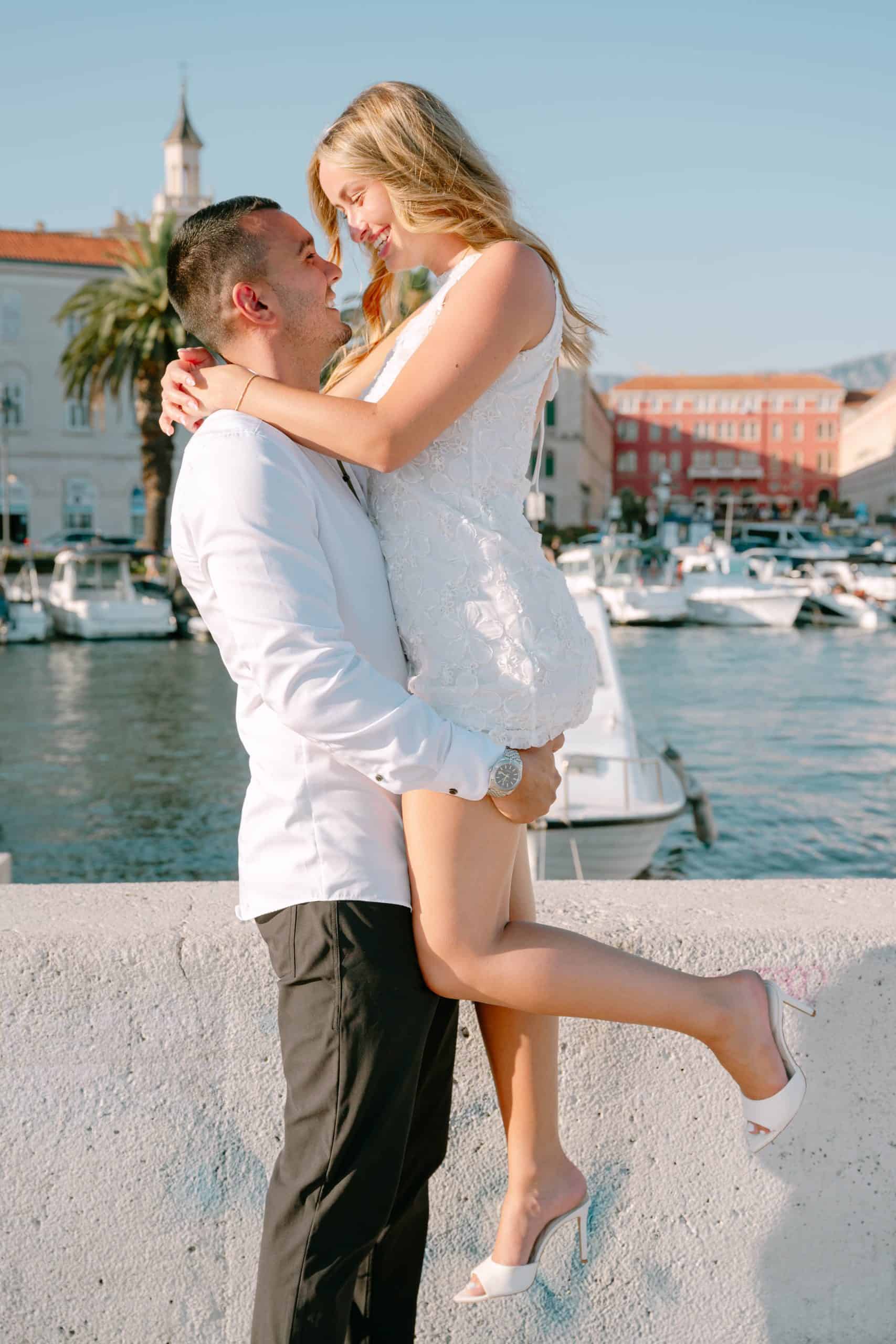 Par se veselo smije, spontana lifestyle fotografija zaruka.