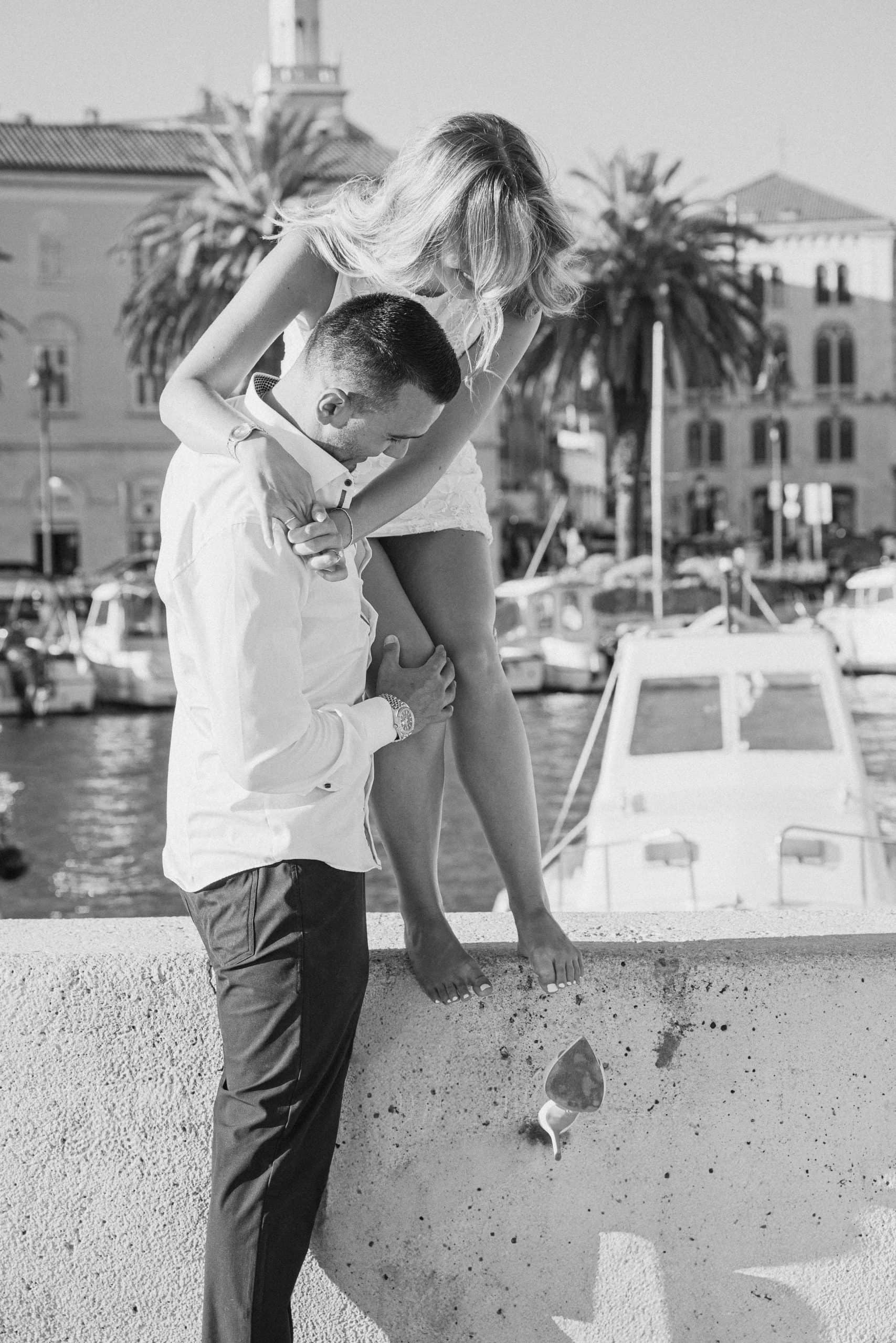 Zaručnički par u spontanom trenutku na splitskoj Matejuški.