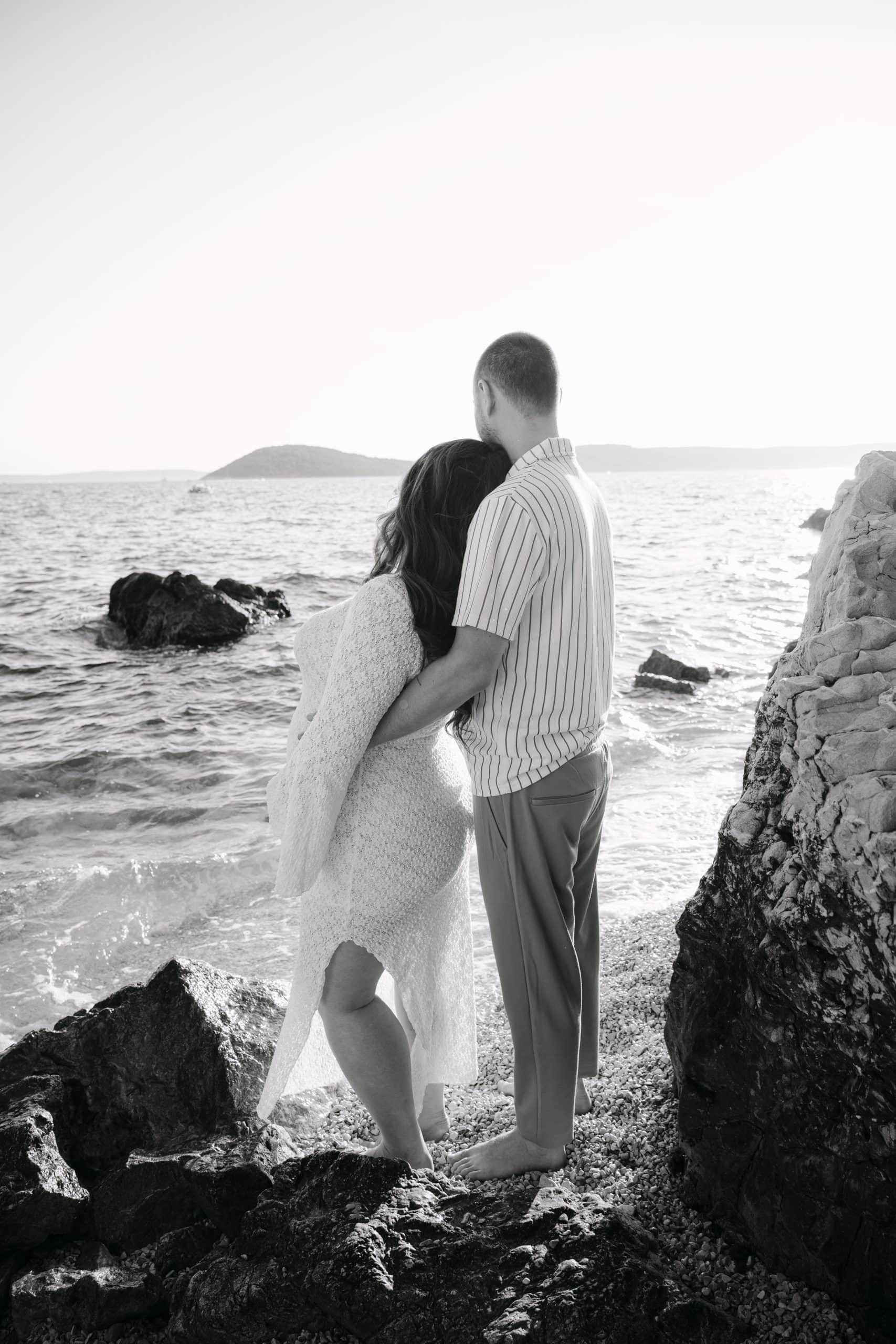 Nježan i intiman crno-bijeli trenutak na trudničkom snimanju uz obalu Splita.
