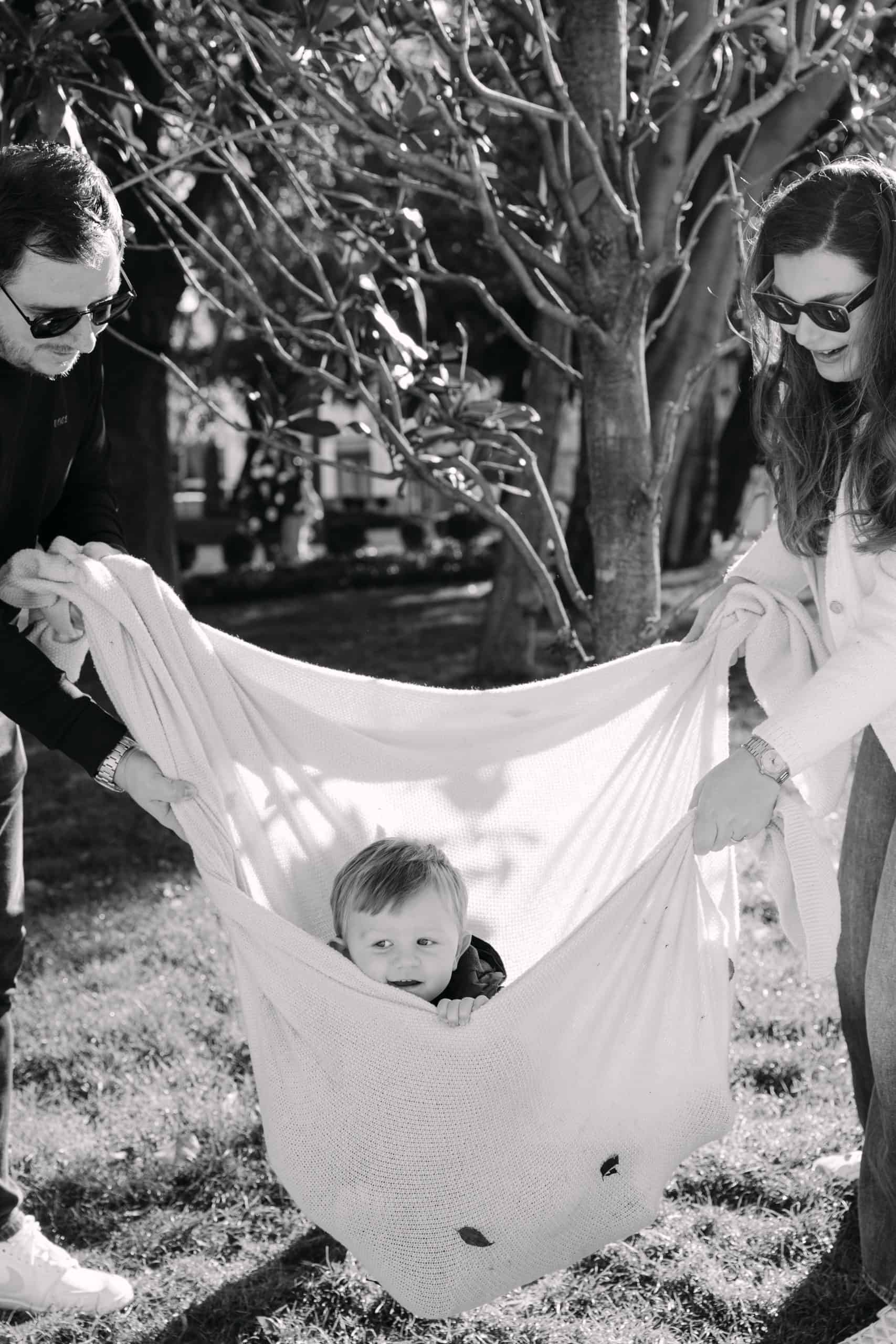 Obitelj uživa u vremenu provedenom na otvorenom u parku, bilježeći iskrene trenutke.